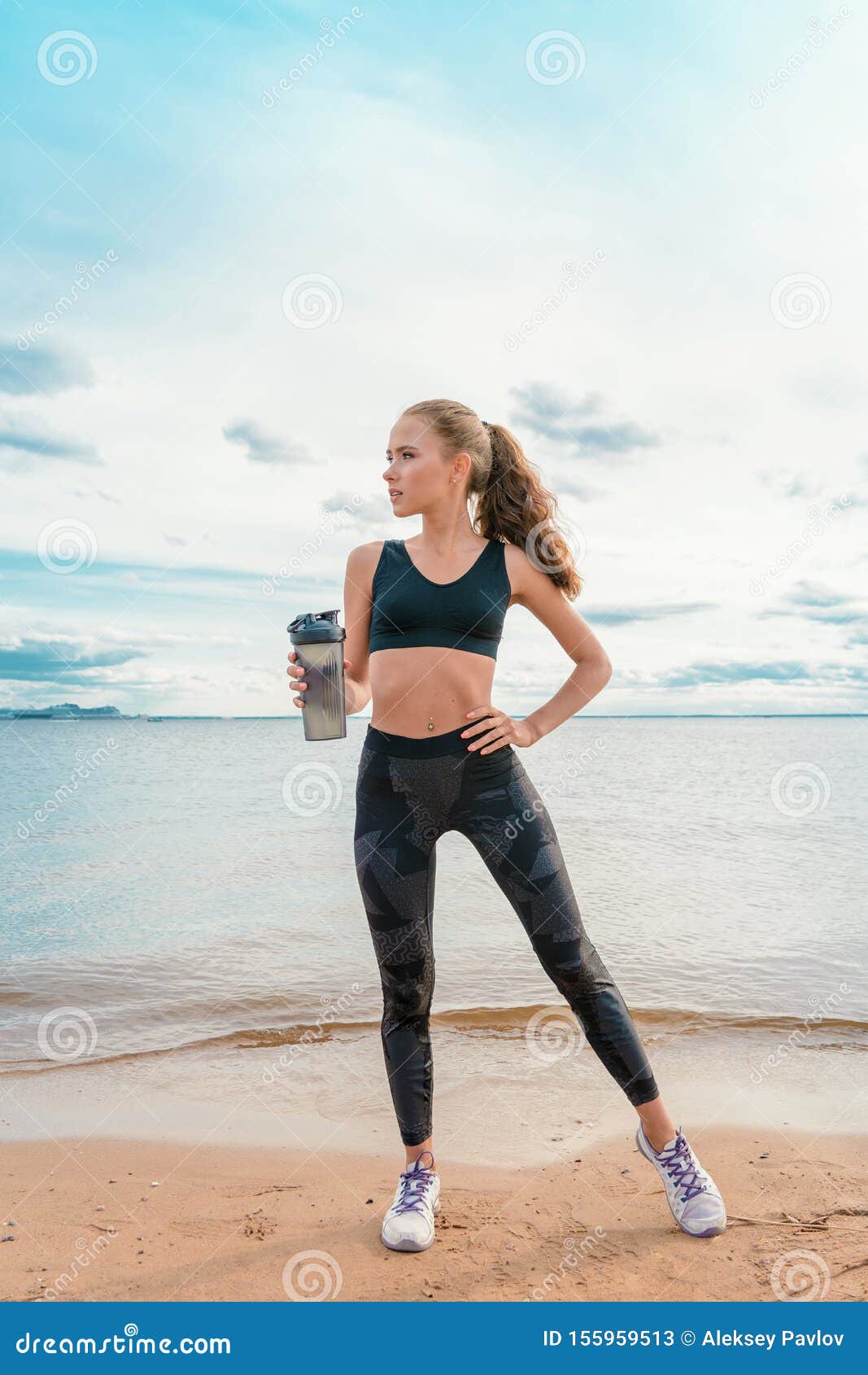 Chica Deportiva Delgada Con Ropa Deportiva Imagen de archivo