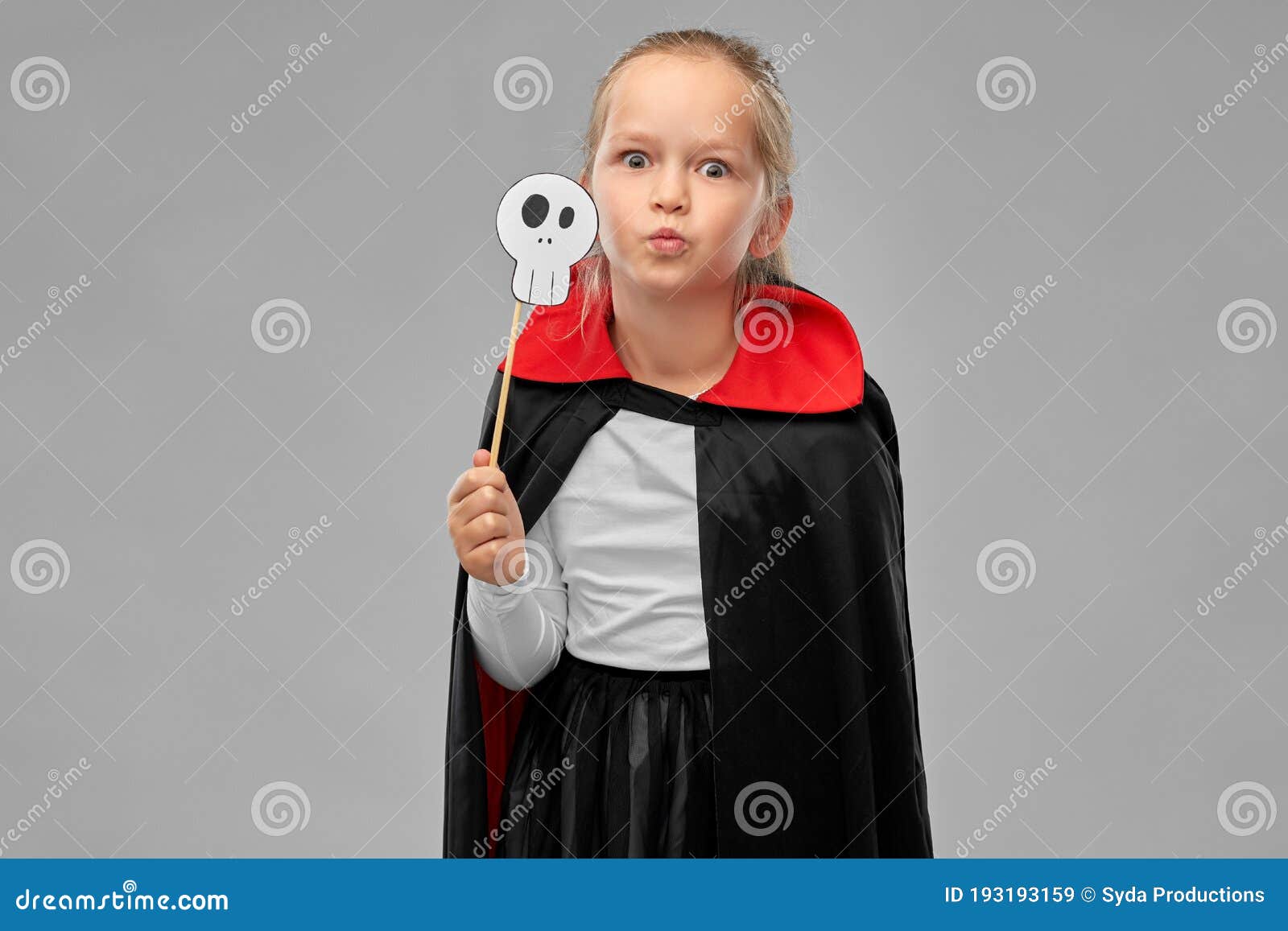 Todos Docenas Son Chica Disfrazada De Dracula Con Capa En Halloween Imagen de archivo -  Imagen de ropas, espeluznante: 193193159