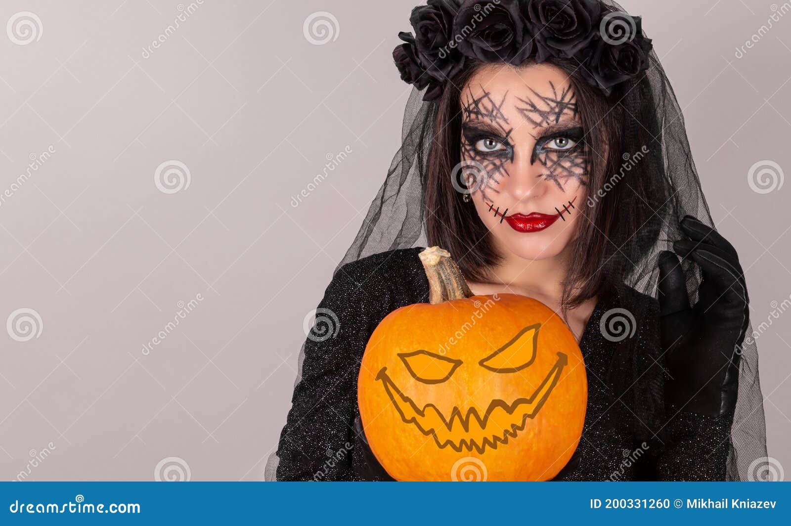 Chica Divertida Con Disfraz De Halloween Con Maquillaje Y Calabaza Con  Linterna En Las Manos Foto de archivo - Imagen de nuevo, manera: 200331260