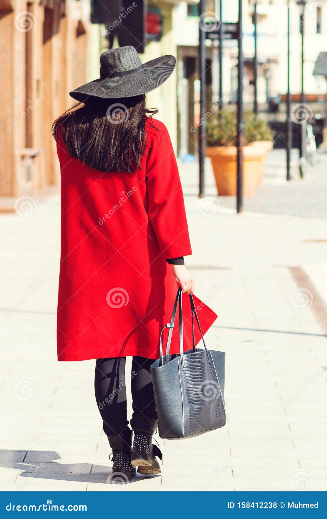 Chica Abrigo Y Sombrero Negro Mujer Feliz Después De La Venta De Compras Moda De Mujer Mujer De Moda En Un Pase Foto de archivo - de persona,
