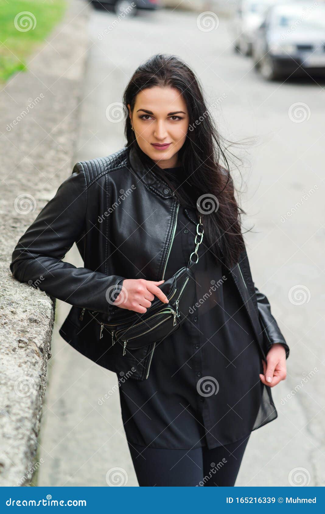 Chica Elegante En La Calle Con Ropa De Moda Mujer Con Chaqueta De Cuero Negro Y De Cuero Pequeño Imagen archivo - Imagen de fondo, hermoso: 165216339