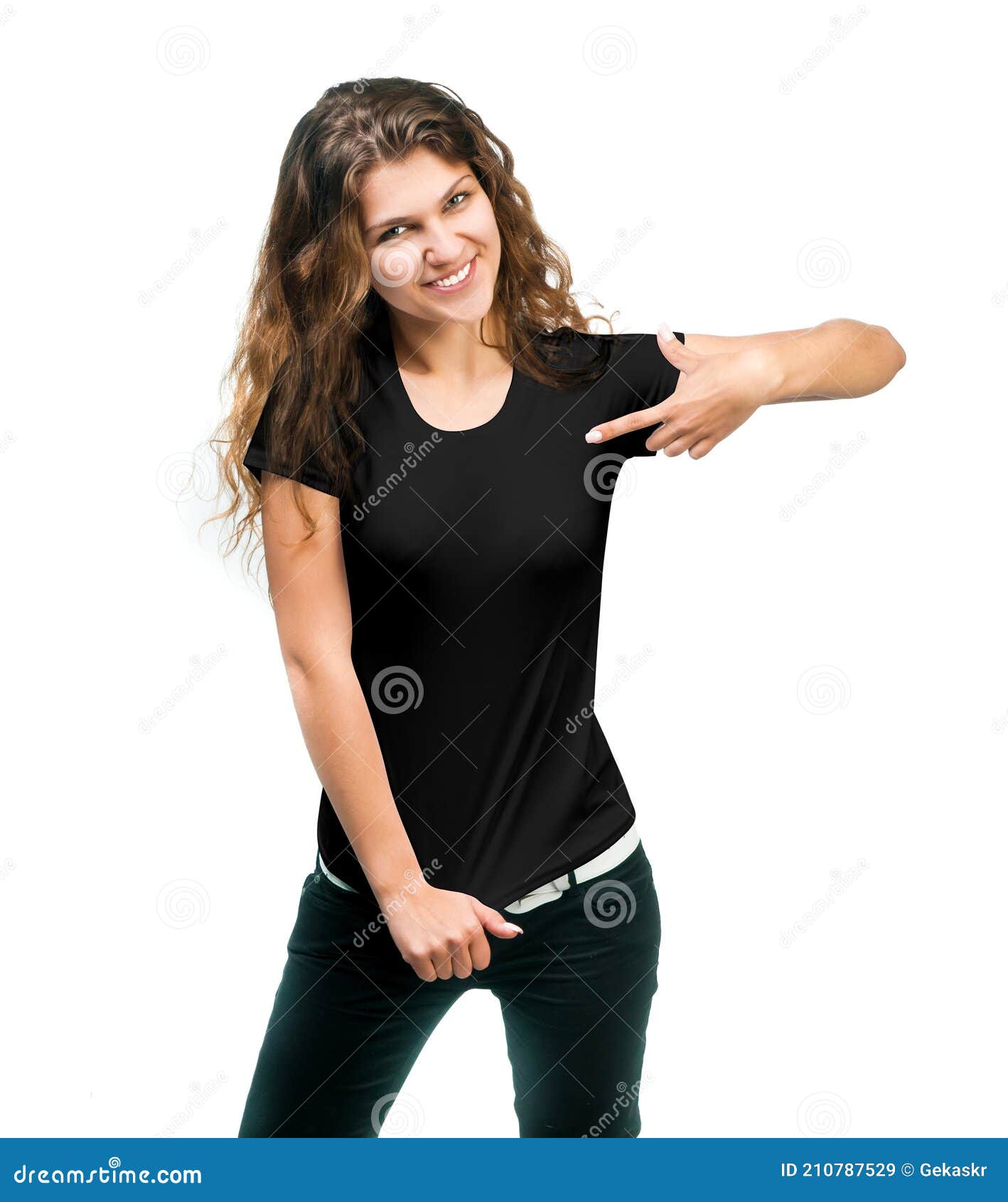 Linda niña sonriente en camiseta negra aislado sobre un fondo blanco.