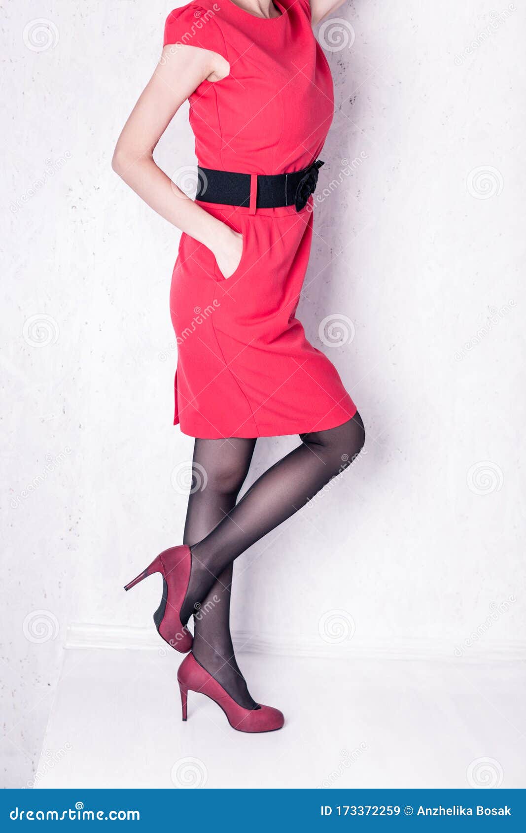 Chica En Un Vestido Rojo Con Cinturón Negro Y Tacones Altos Imagen de archivo - Imagen rojo, diva: 173372259