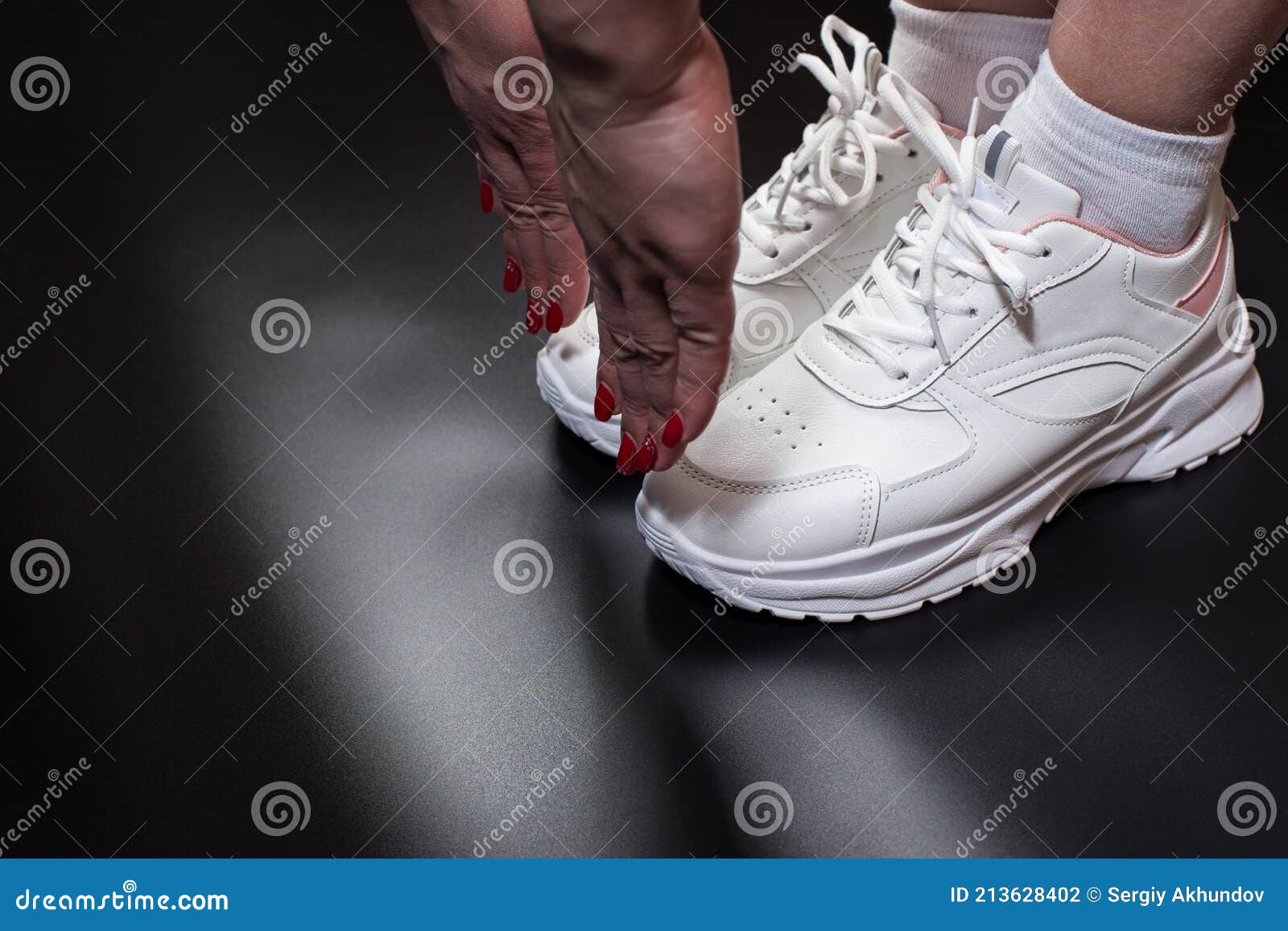 Chica Estirando En El Gimnasio. Mujer Calentamiento En Zapatillas