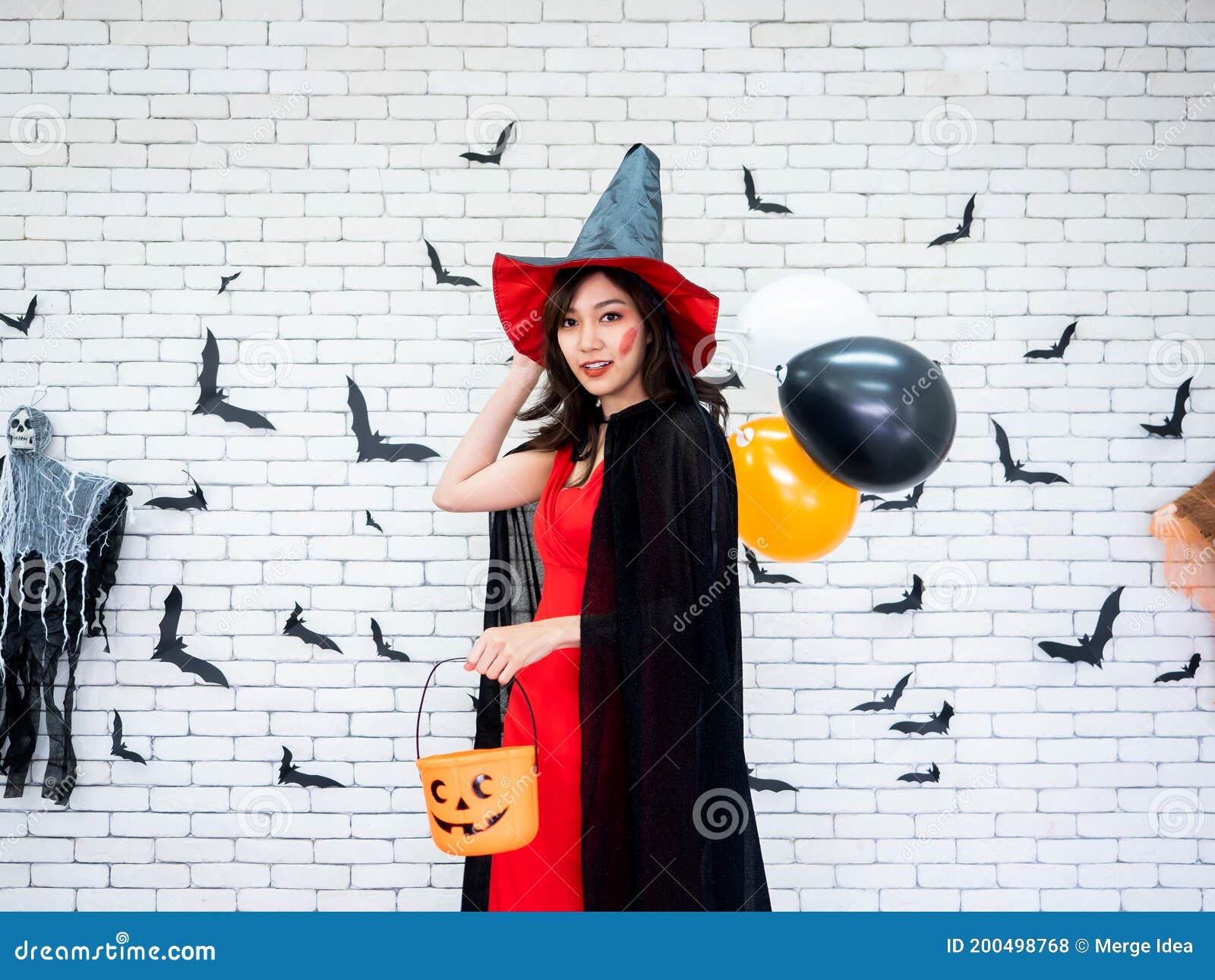 compañera de clases agujas del reloj Estallar Chica Guapa Asiática Sosteniendo Un Balde De Calabaza Mientras Usa Un Disfraz De Moda De Bruja Incluyendo Sombrero Mágico De Vesti Foto de archivo - Imagen de modelo, retrato: 200498768 compañera de clases agujas del reloj Estallar Chica Guapa Asiática Sosteniendo Un Balde De Calabaza Mientras Usa Un Disfraz De Moda De Bruja Incluyendo Sombrero Mágico De Vesti Foto de archivo - Imagen de modelo, retrato: 200498768