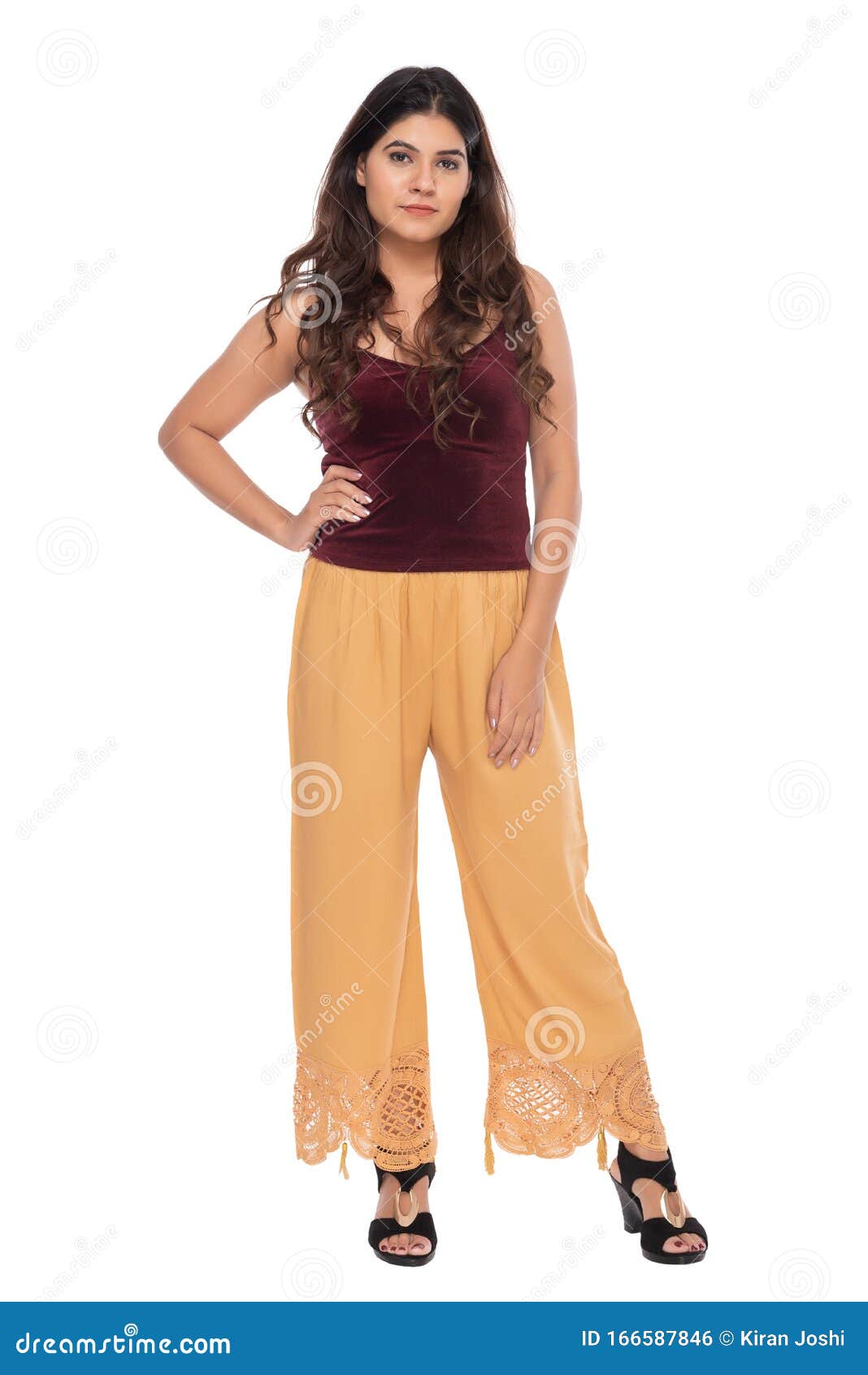 Chica India De Terciopelo Rojo Camisole Y Pantalones Sueltos Con Elegante Pose Y Expresión Foto de archivo - de sensual, hermoso: 166587846