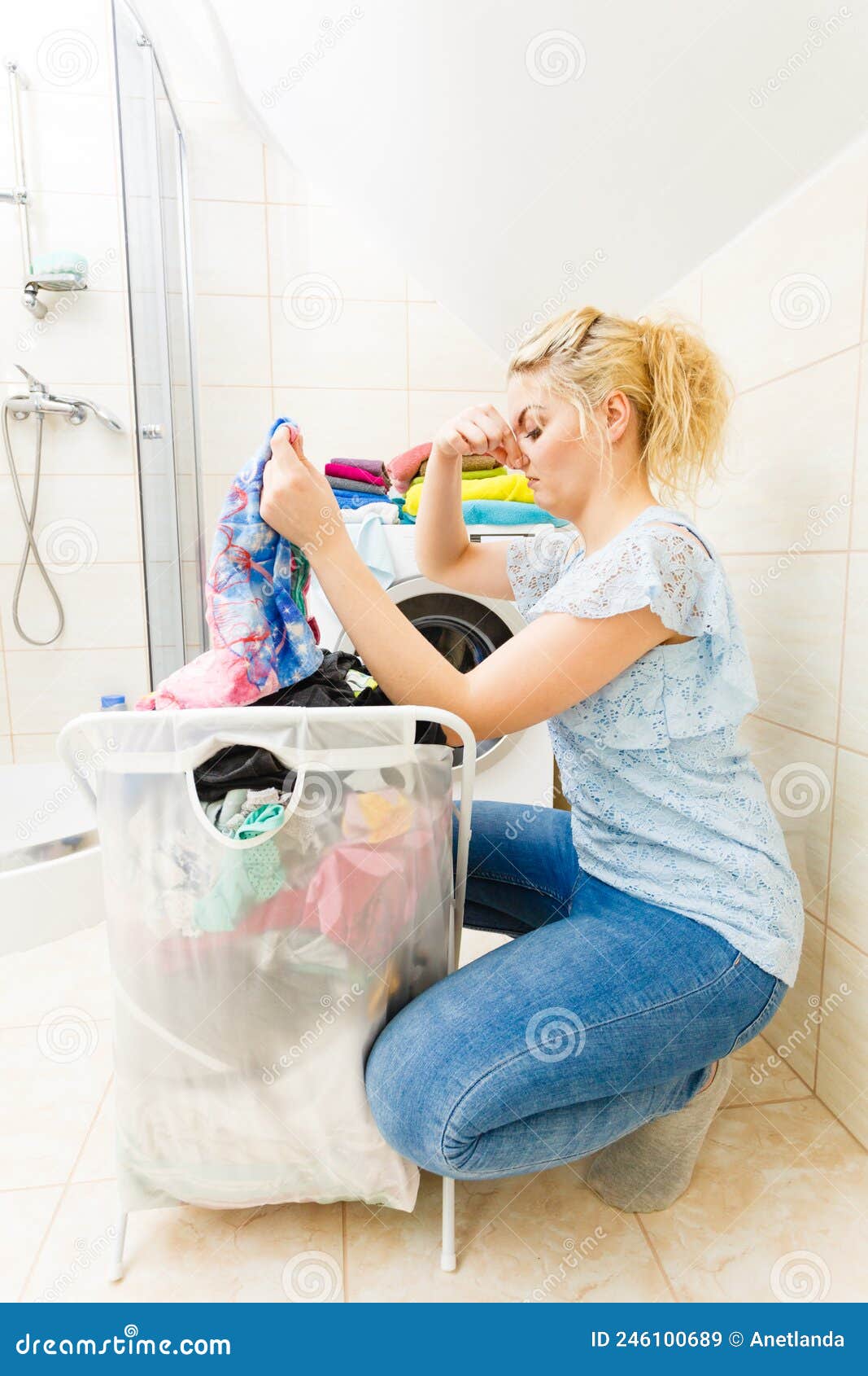 Chica Infeliz Con Ropa Sucia Imagen de archivo - Imagen de lavado, ropa:  246100689