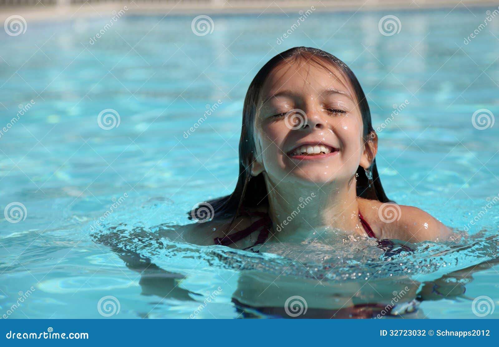 Retrato De Una Hermosa Mujer En La Gorra De La Piscina Junto Al Agua.  Imagen de archivo - Imagen de piscina, vacaciones: 253366329