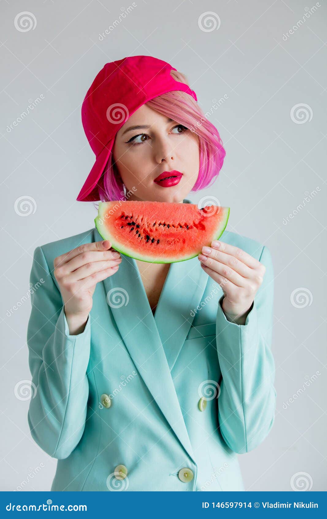 Sur oeste Rareza guerra Chica Joven Con El Pelo Rosado En La Ropa Formal De Los Años 80 Con Una  Rebanada De Sandía Foto de archivo - Imagen de hermoso, persona: 146597914