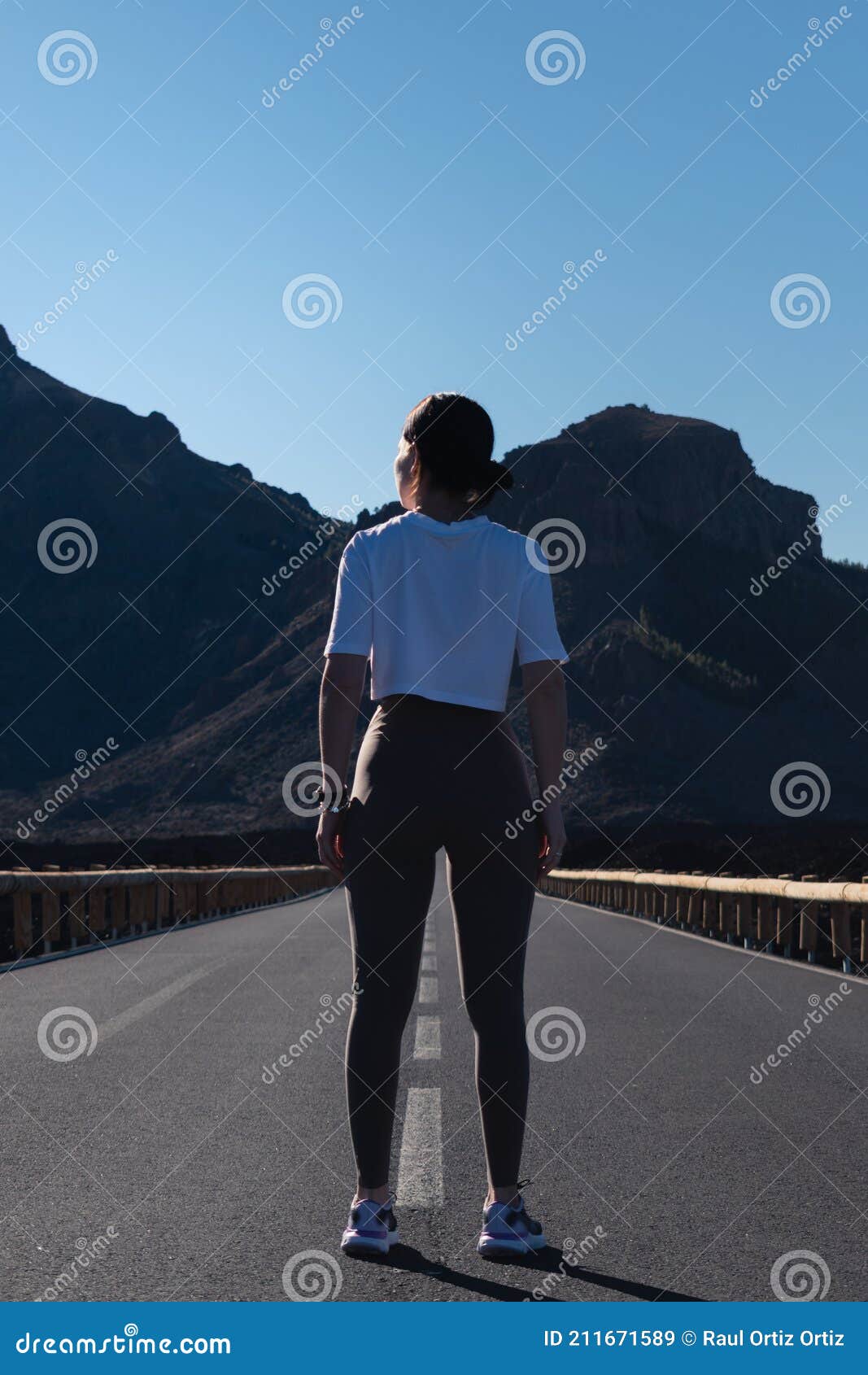 chica joven corriendo al aire libre durante el dÃÂ­a