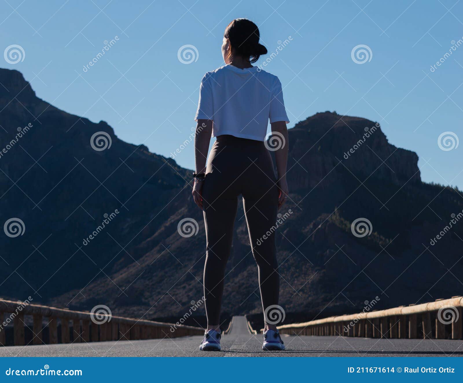 chica joven corriendo al aire libre durante el dÃÂ­a