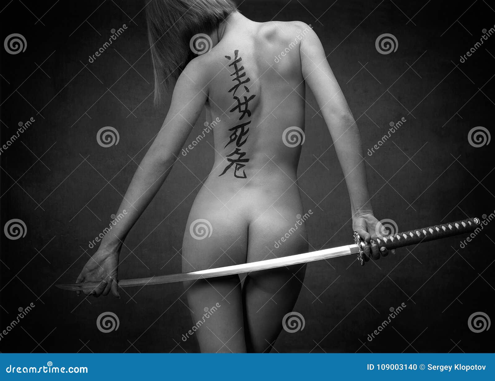 Chica Joven Desnuda Hermosa Con Una Espada Del Samurai Foto de archivo -  Imagen de adulto, arma: 109003140