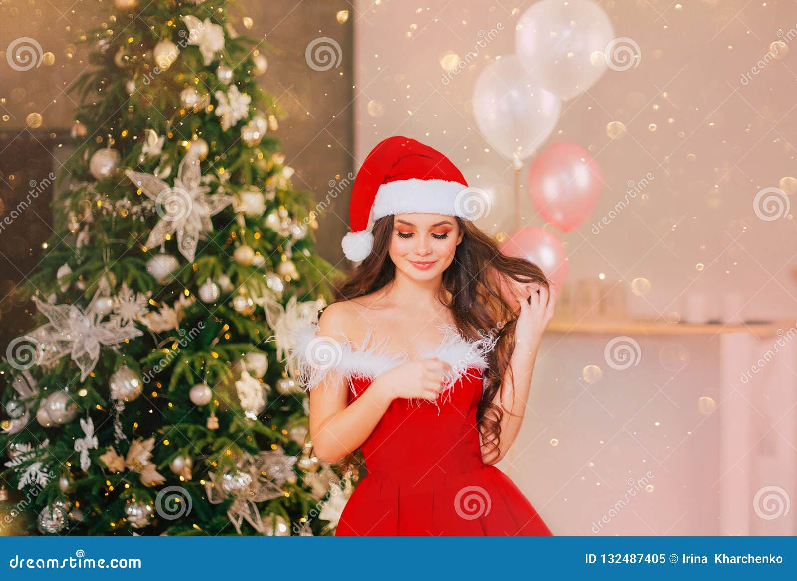 Chica Joven Dulce En Un Vestido De Santa Claus Del Escarlata Del Año Nuevo,  Una Presentación, Una Mirada Rojos Abajo, Cerrando Su Imagen de archivo -  Imagen de hembra, feliz: 132487405