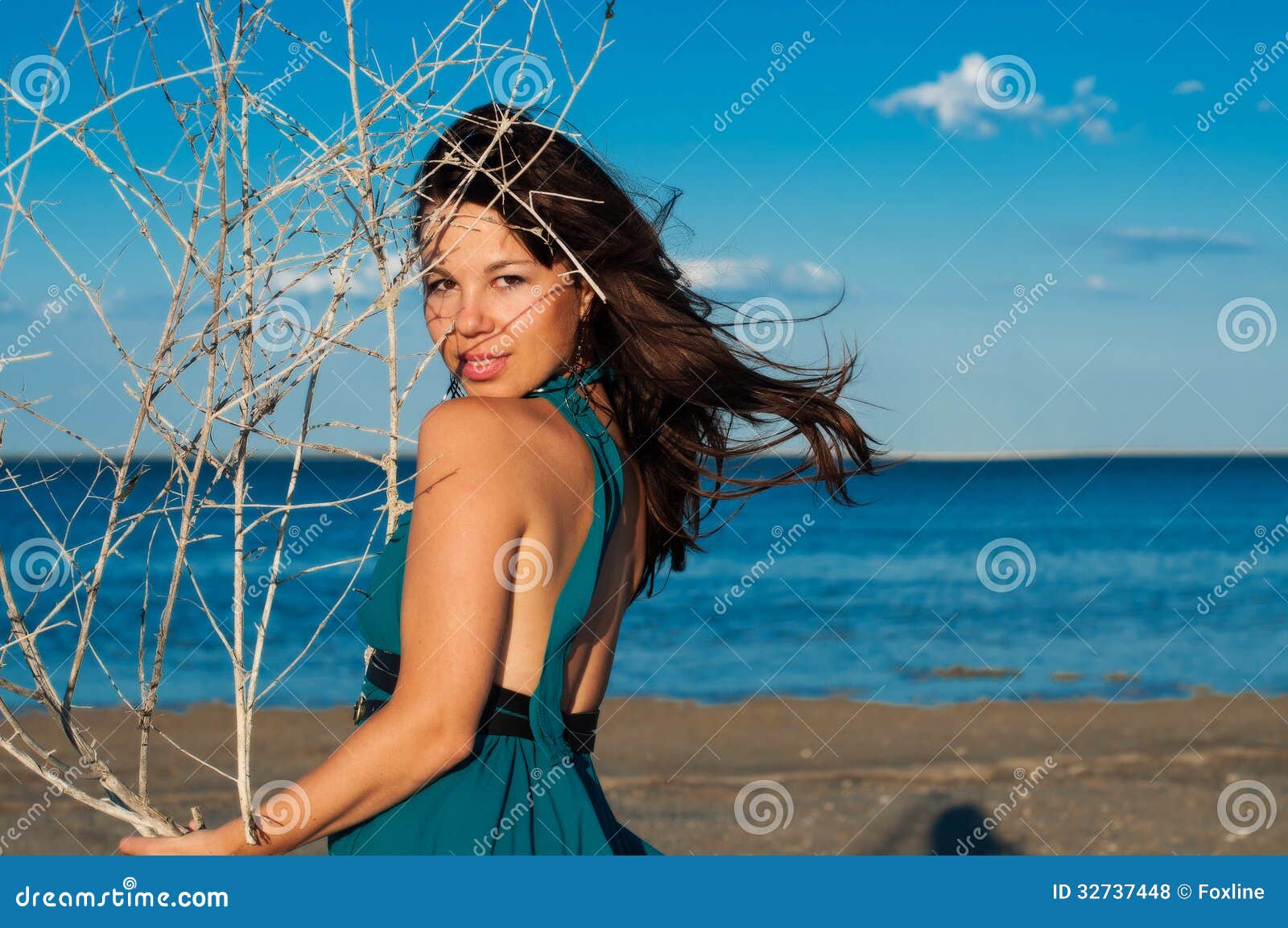 Chica Joven En La Playa En Vestido Largo Hermoso Foto de archivo - Imagen  de ideas, muchacha: 32737448
