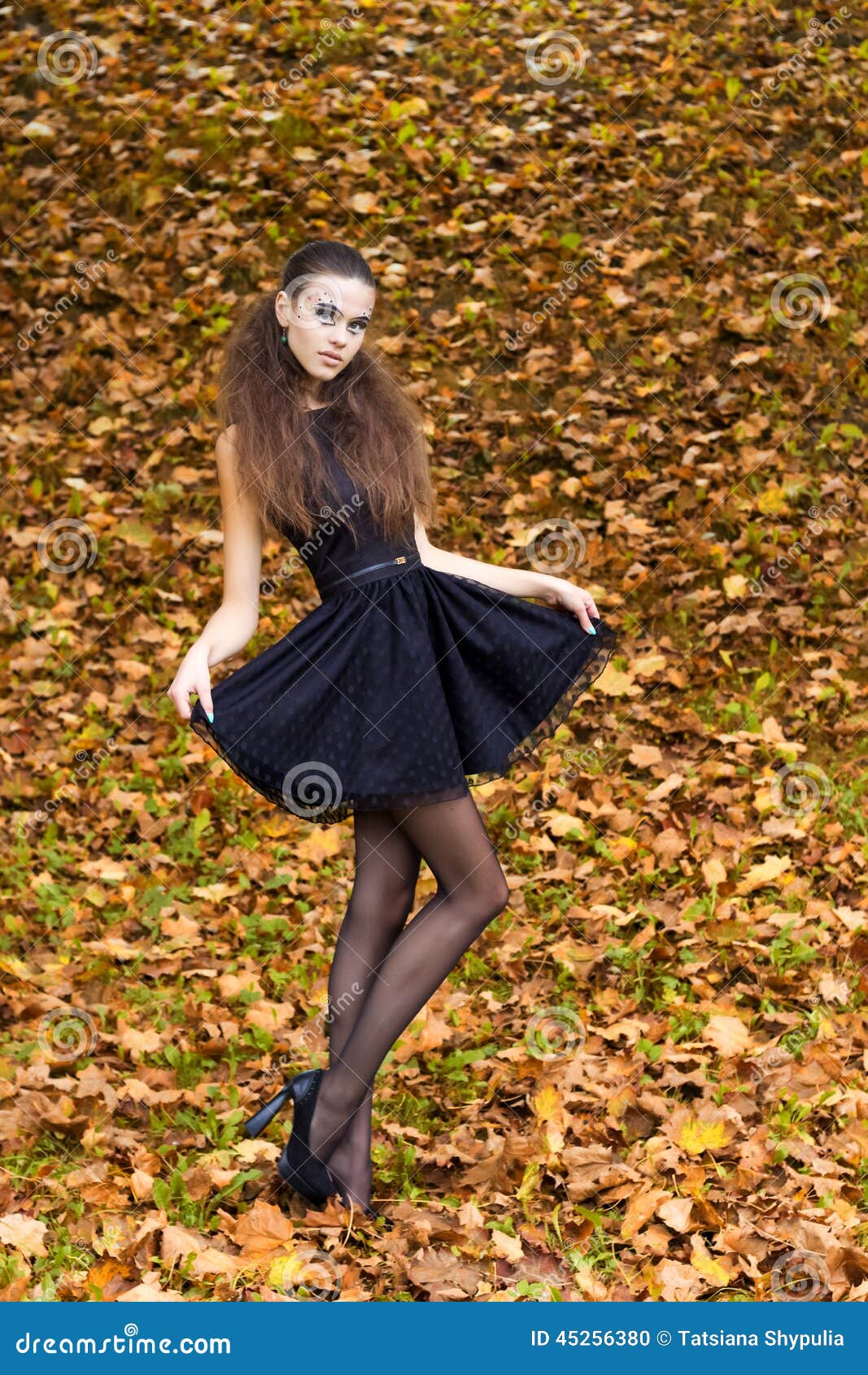 Chica Joven Hermosa En El Fondo De Las Hojas En Día Del Otoño En La Calle Con Maquillaje De La Fantasía En Un Vestido Negro Foto de archivo - Imagen de arte, Chica Joven Hermosa En El Fondo De Las Hojas En Día Del Otoño En La Calle Con Maquillaje De La Fantasía En Un Vestido Negro Foto de archivo - Imagen de arte,