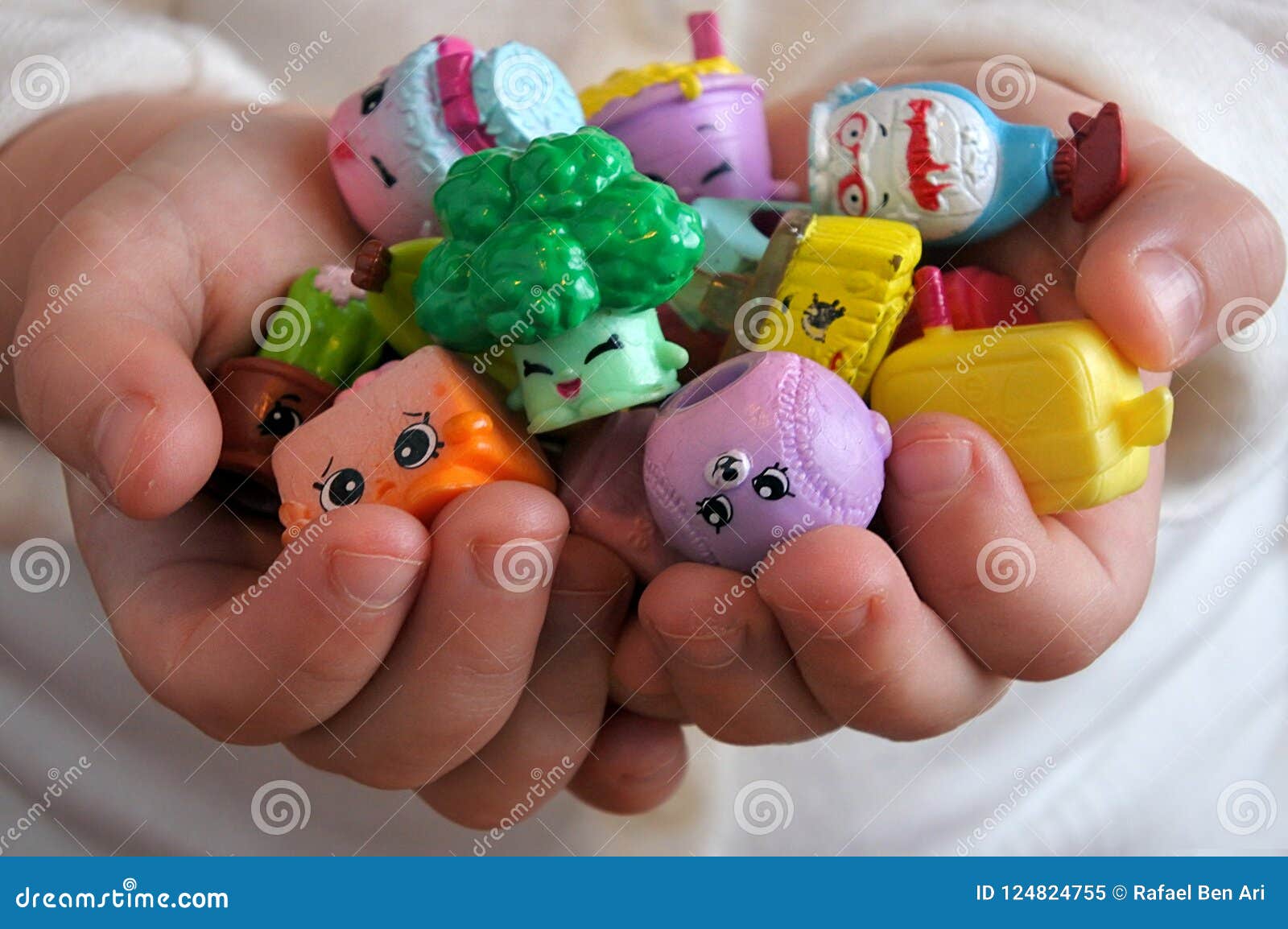 Chica Joven Que Sostiene Los Juguetes Del Coleccionable De Shopkins Imagen editorial - Imagen de shopkins, chica: 124824755