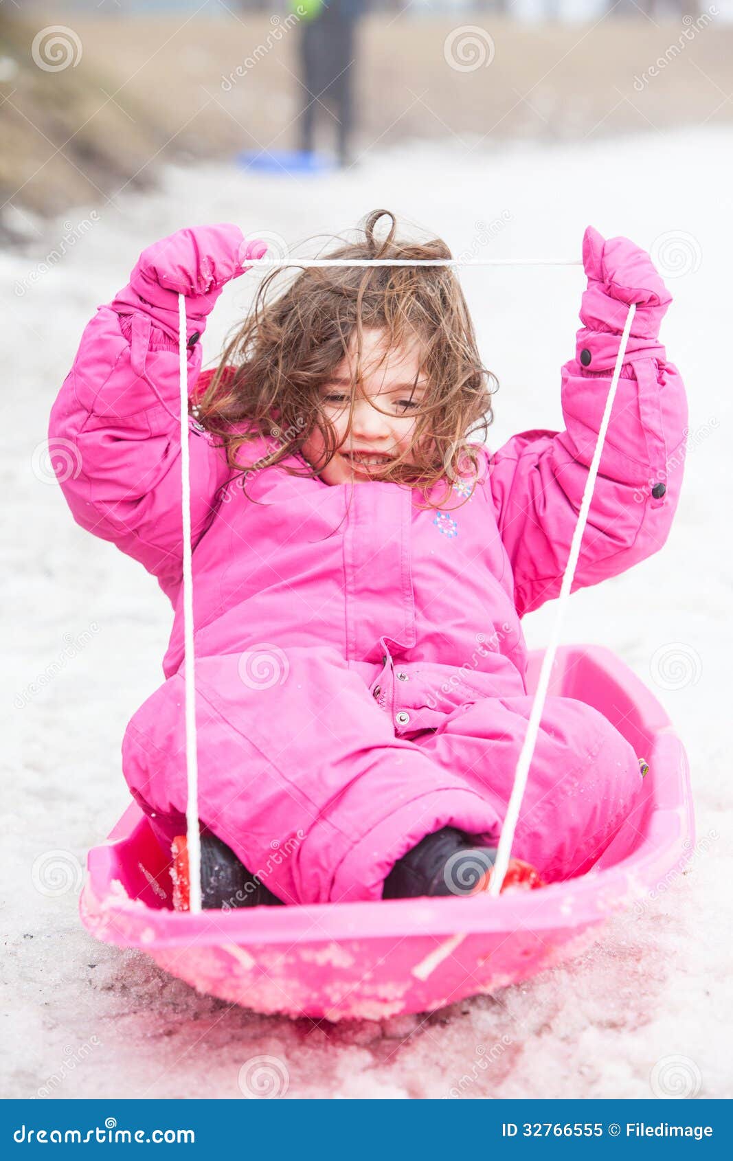 Chica joven Tobogganing imagen de archivo. Imagen de deporte 32766555