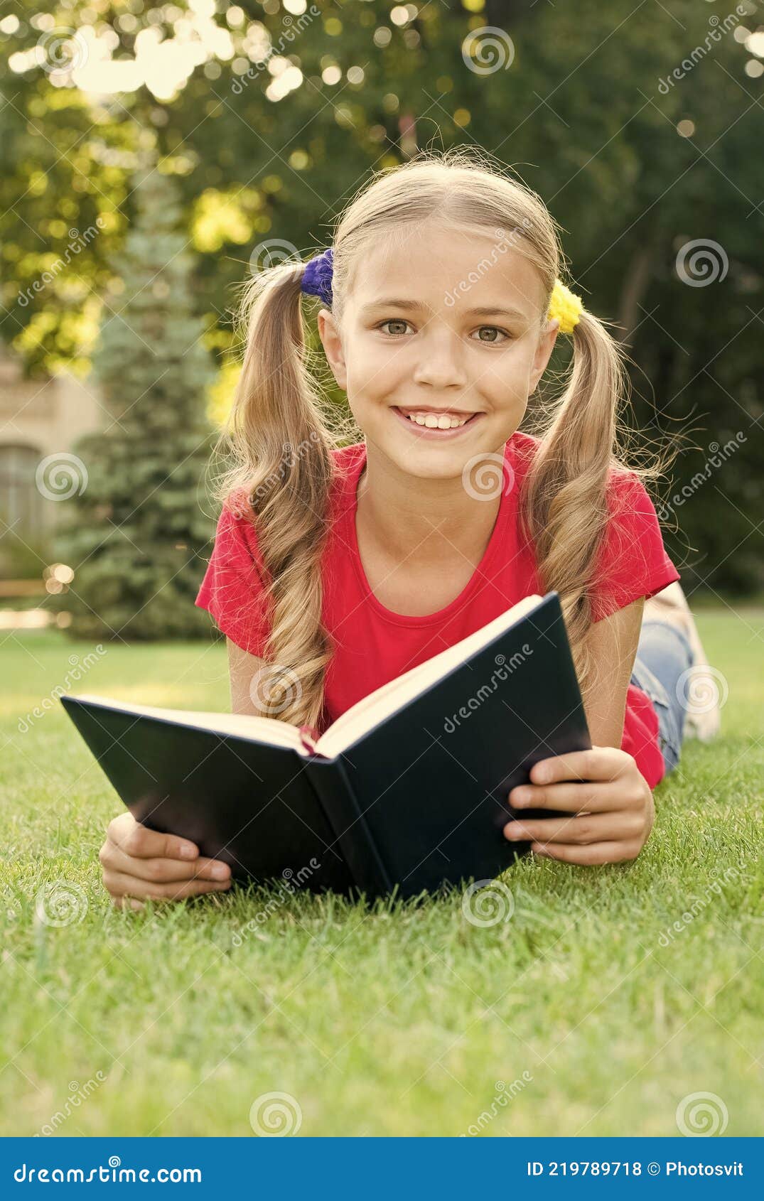 Chica Chica Linda Peinado Lectura Libro Relajante Naturaleza Fondo  Inteligente Escolar Concepto Foto de archivo - Imagen de relajante,  colegiala: 219789718