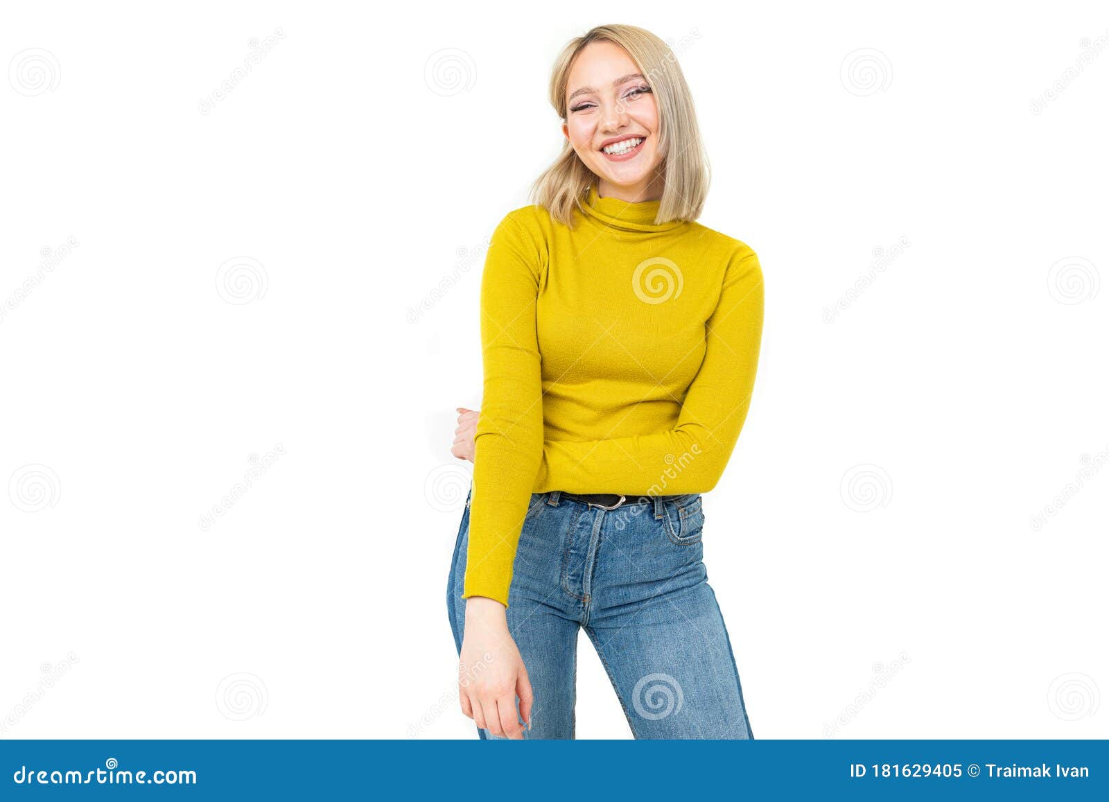 Chica Sexy Con Blusa Amarilla Y Sonrisas Sobre Un Fondo Blanco Con Para Copiar Imagen de archivo - Imagen de alegre, hombro: 181629405