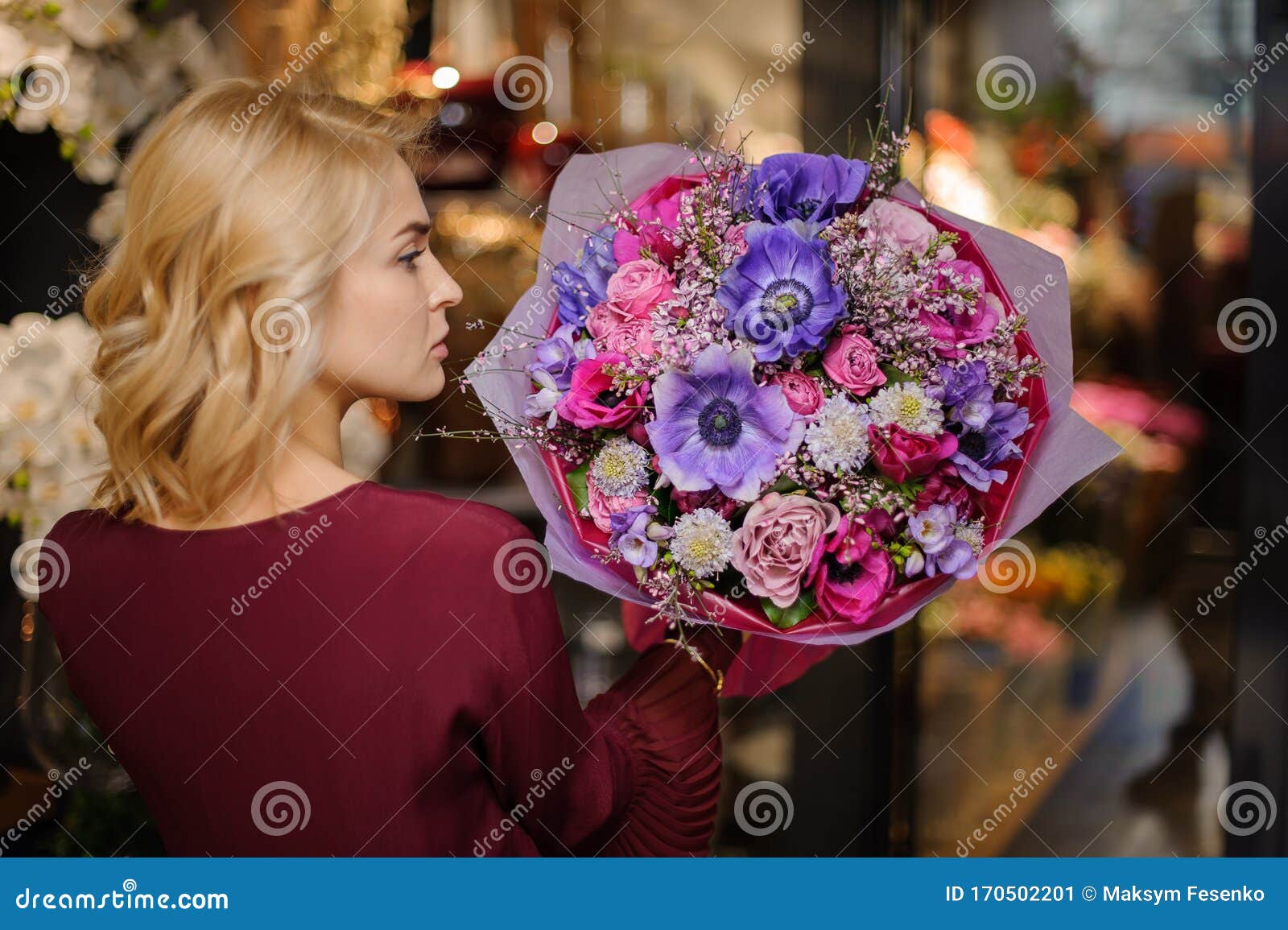 Chica Sosteniendo Un Ramo Primaveral De Flores De Color Morado, Rosa Y  Rosado En Papel Envuelto Imagen de archivo - Imagen de belleza, amor:  170502201