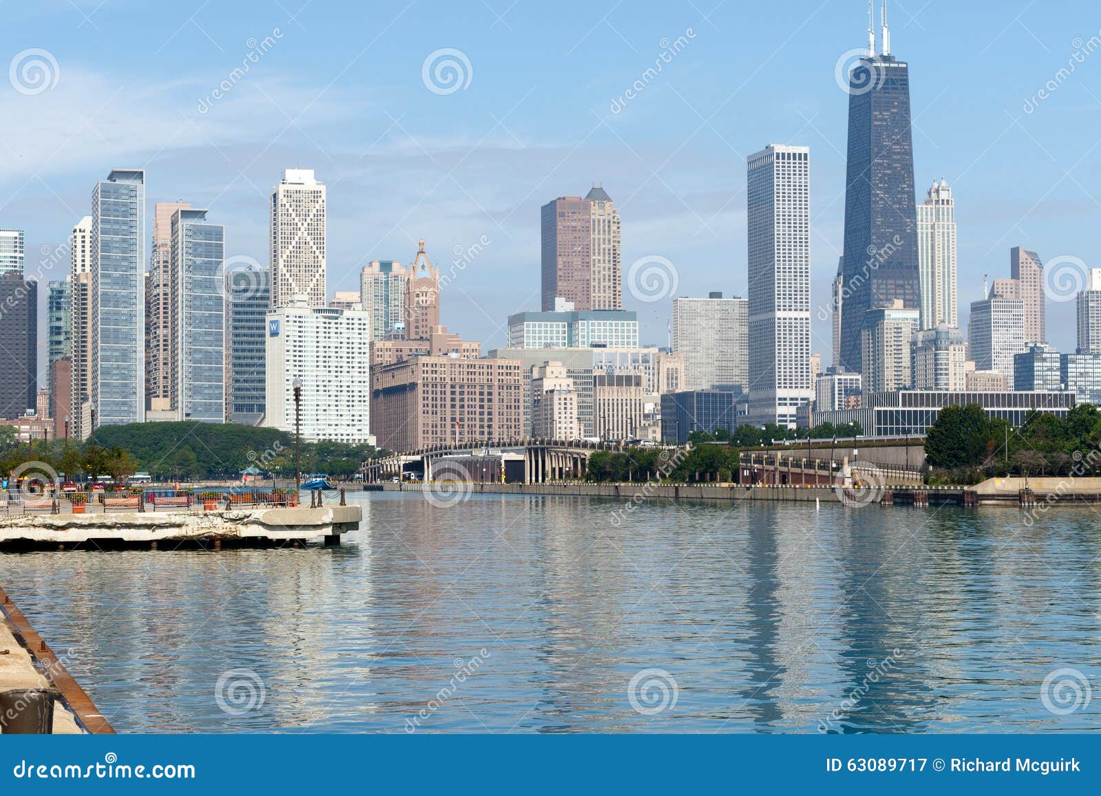 Coloree la imagen de DSLR de Chicago céntrica, Illinois a través del lago Michigan; horizontal con el espacio de la copia para el texto