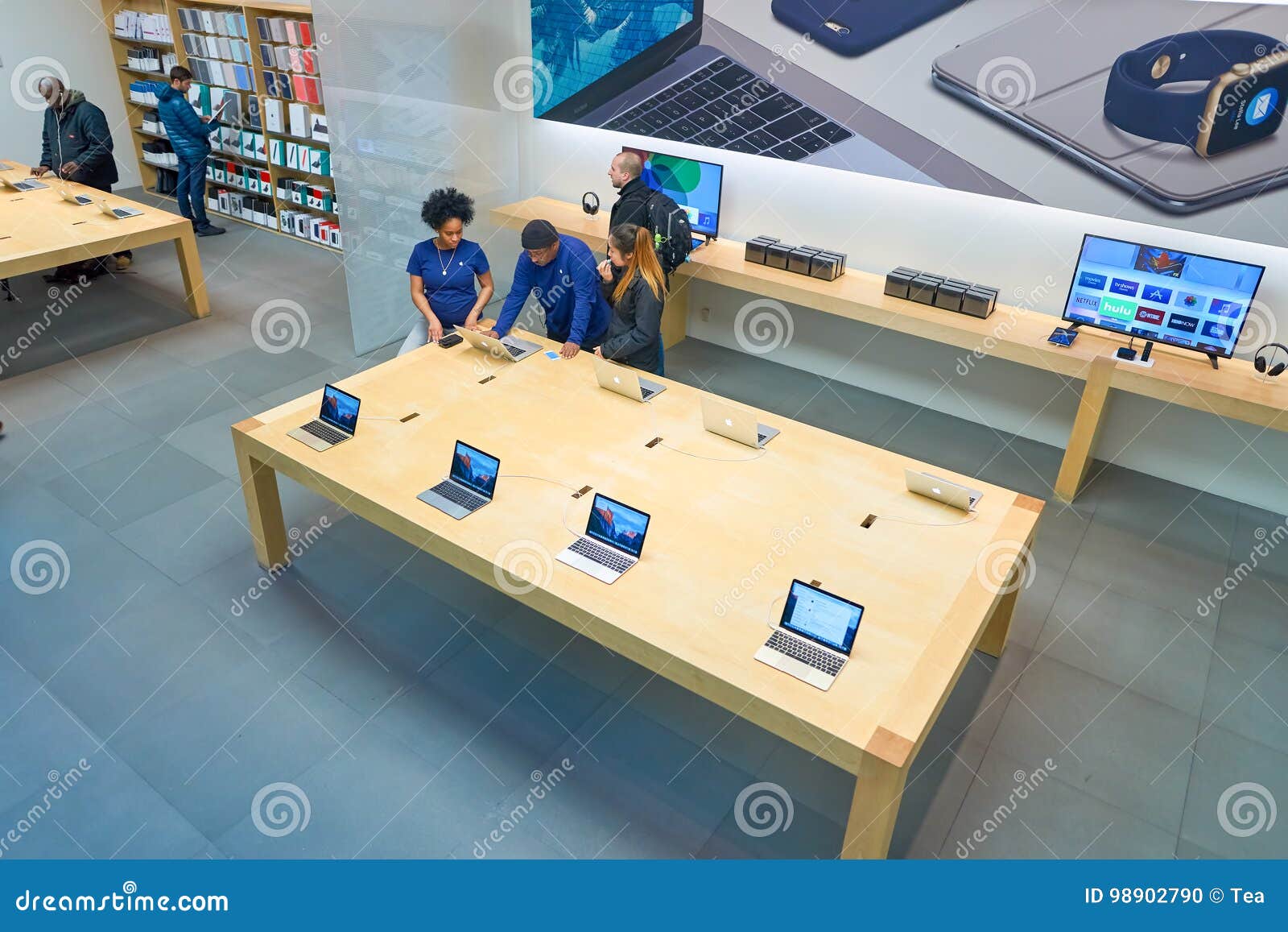 APPLE COMPUTER RETAIL STORE Editorial Photo - Image of computers