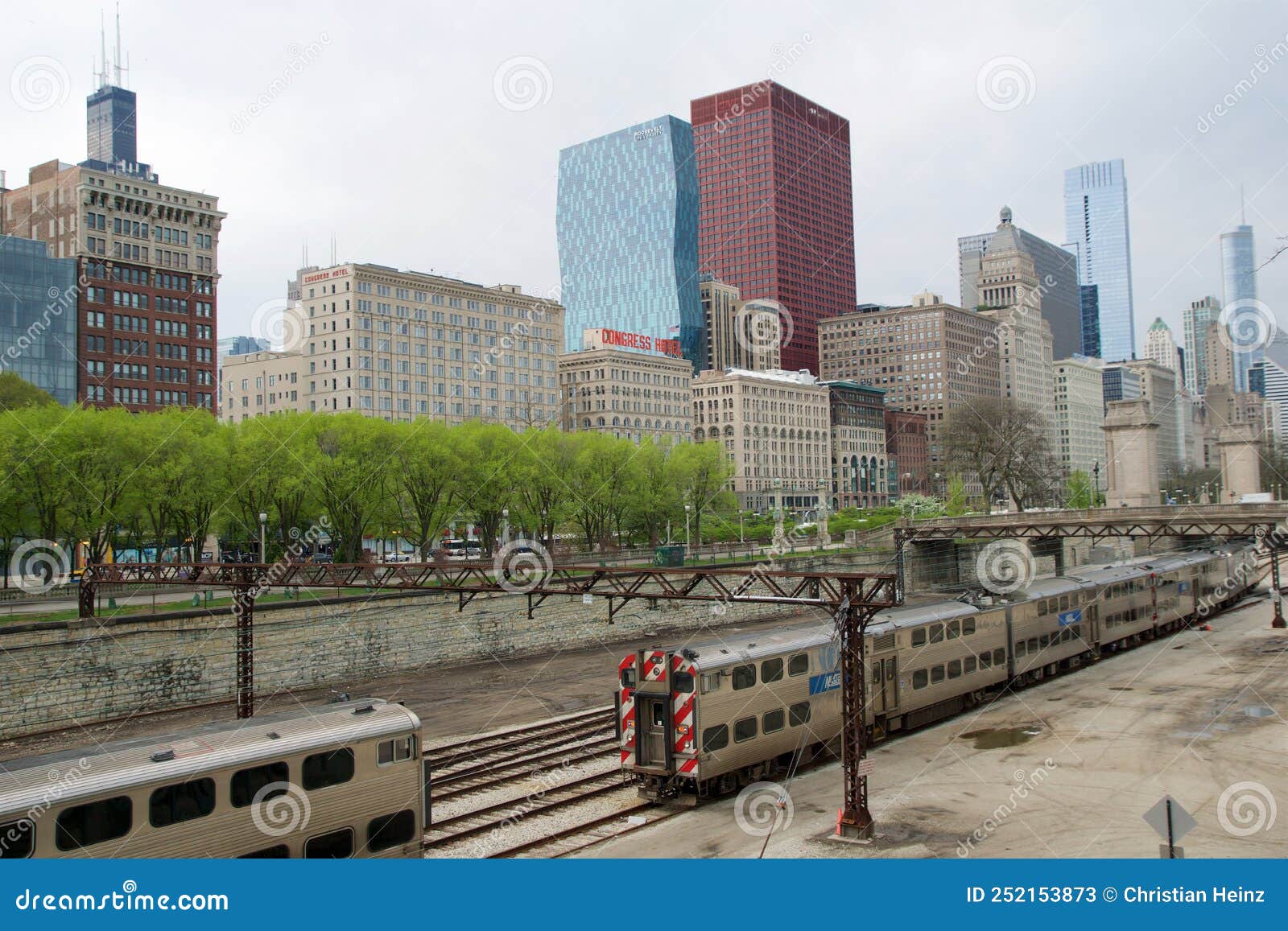 Chicago Illinois Etats-unis Mai 12 2018 : Pistes Avec Commutateurs Et  Trains Dans Le Centre-ville De Chicagos Grant Park Photo stock éditorial -  Image du fond, ville: 252153873