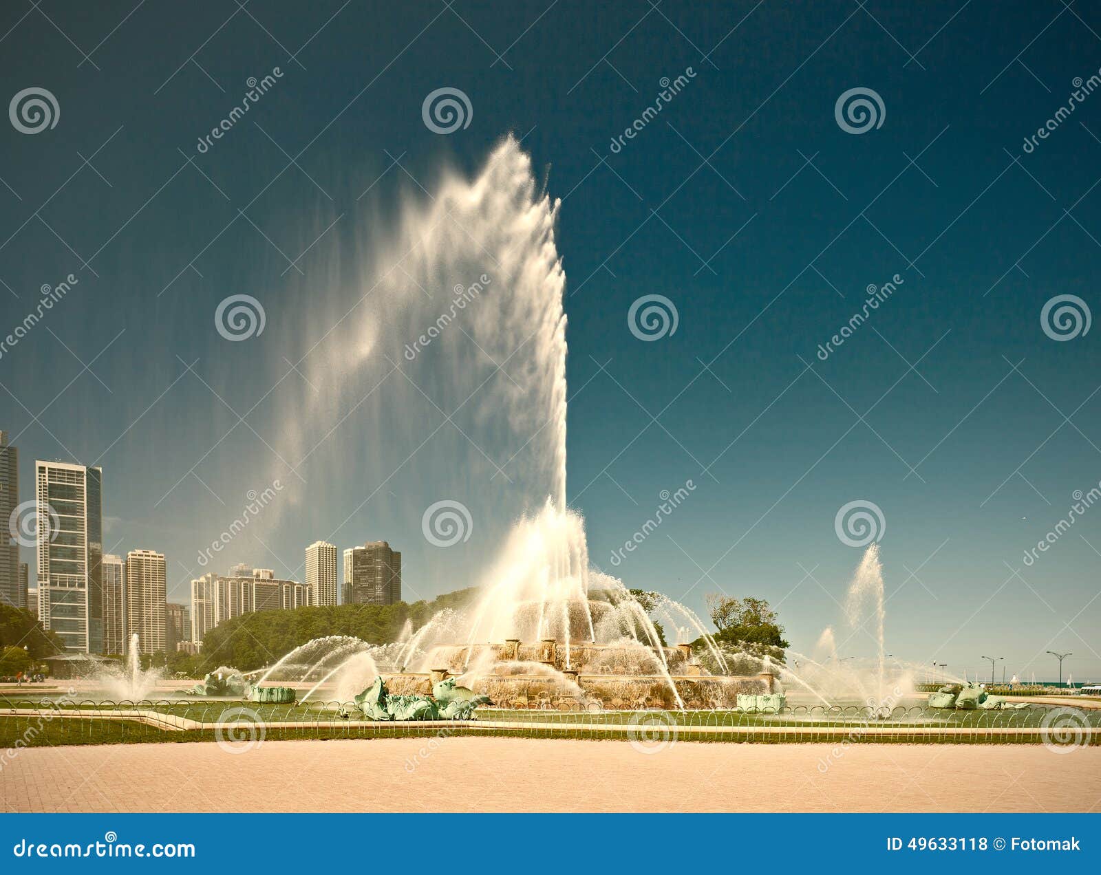 chicago, illinois, usa. buckingham fountain water stream in grant park