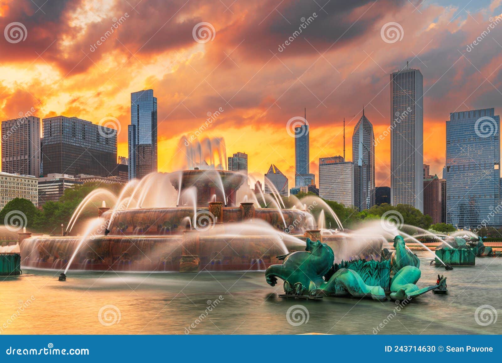 chicago, illinois, usa skyline and fountain