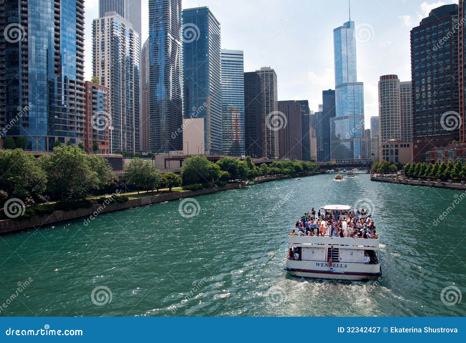 river cruise in chicago