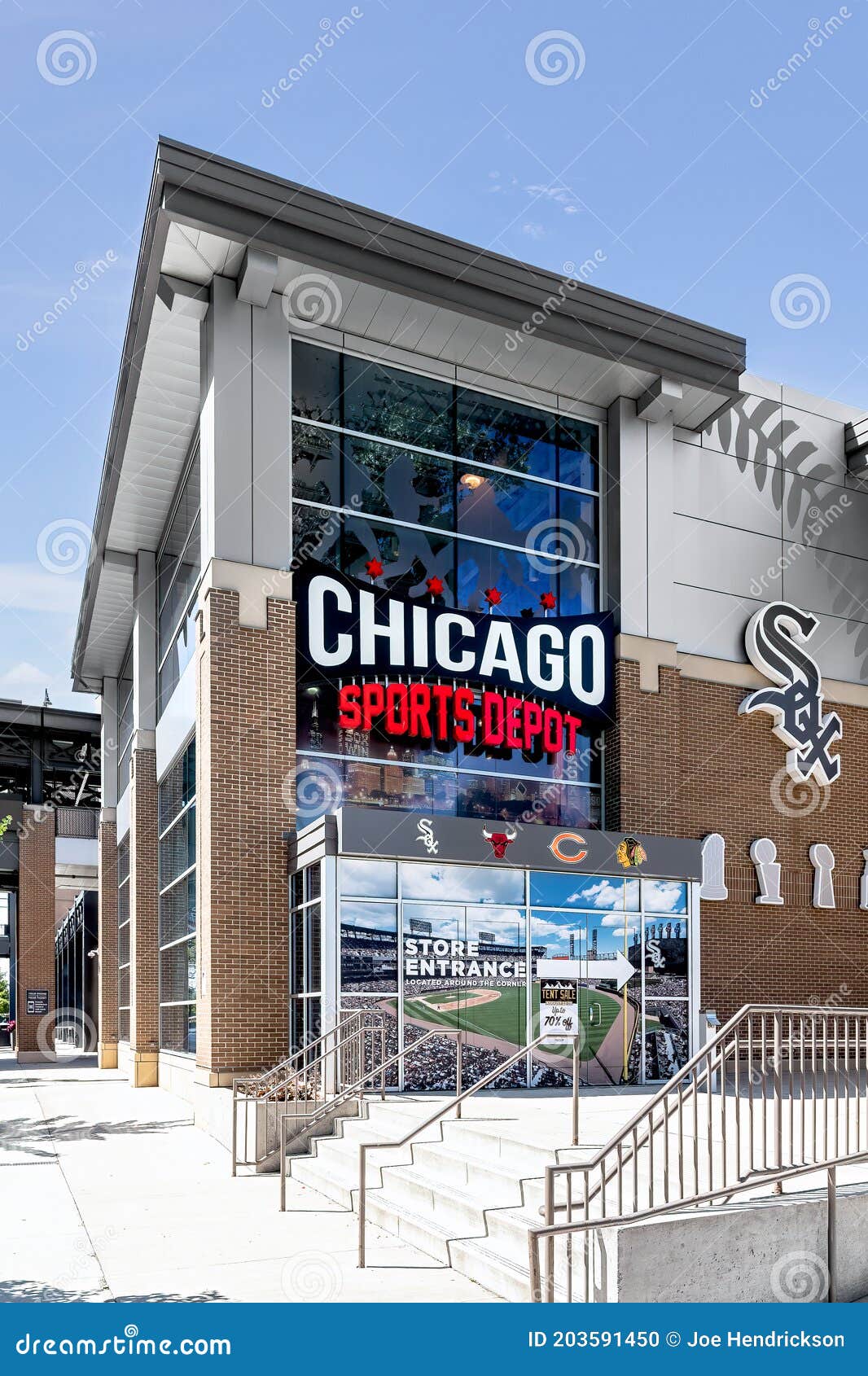 Chicago Sports Depot Outside of Guaranteed Rate Field in Chicago, IL  Editorial Image - Image of branding, center: 203591450