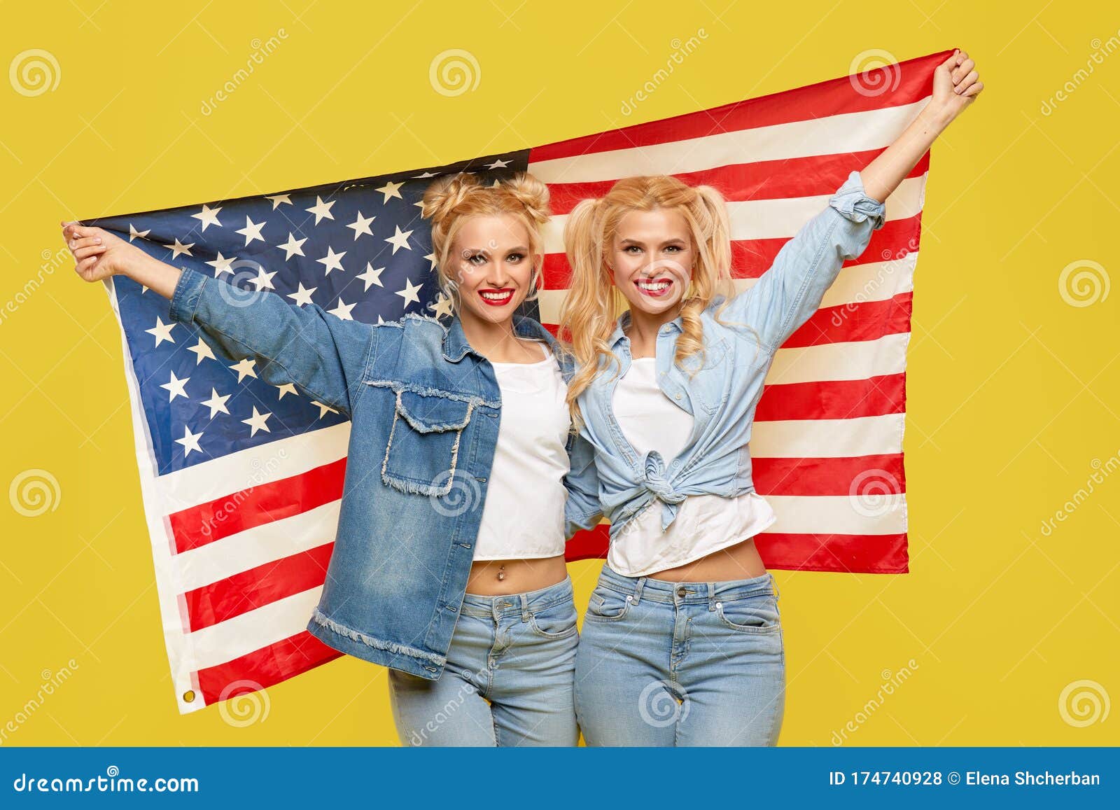 Chicas Americanas. Felices Jóvenes Con Ropa De Mezclilla Sosteniendo La