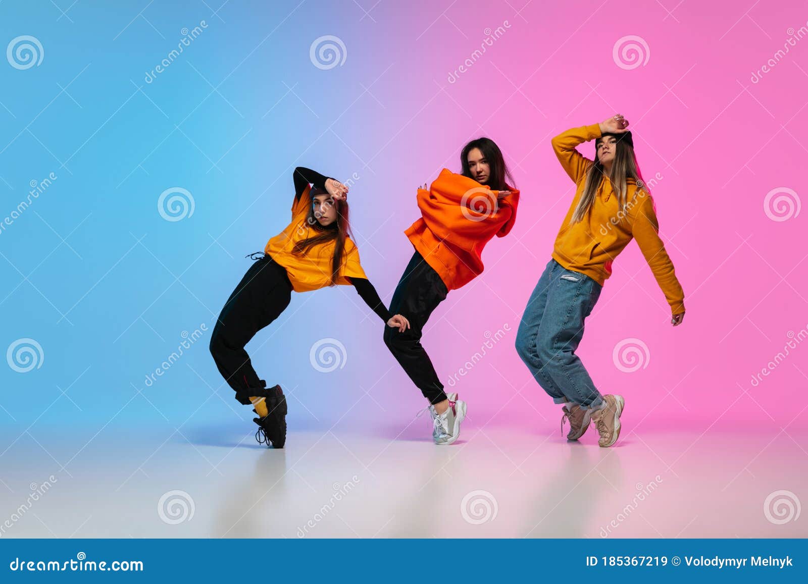 Chicas Bailando Hiphop Con Ropa Sobre Fondo Degradado En La Sala Baile Con Luz De Neón. Imagen de archivo - de club, fresco: 185367219