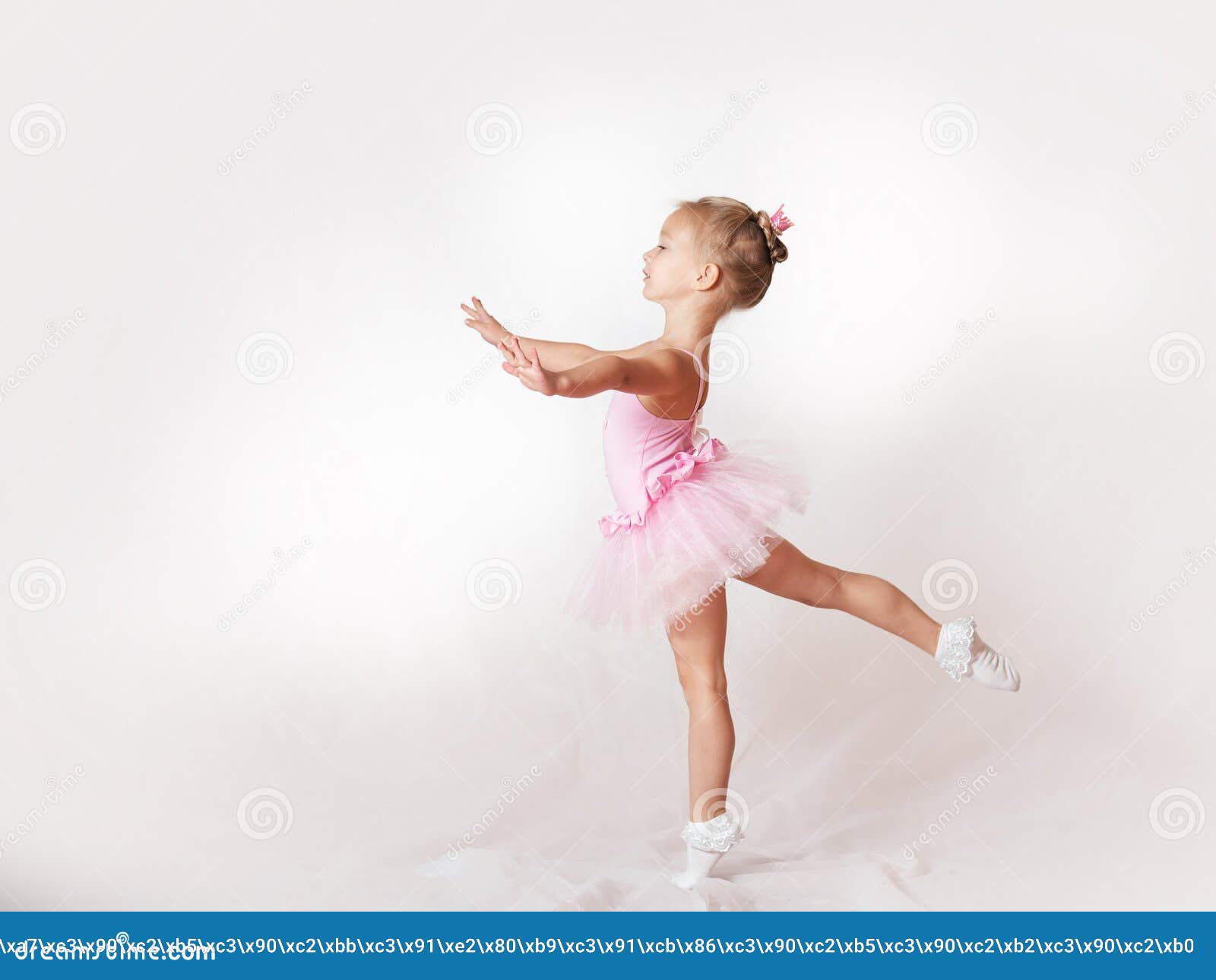Par de bailarinas de niñas pequeñas sobre un fondo contrastante.  ilustración, fondo del espacio de copia