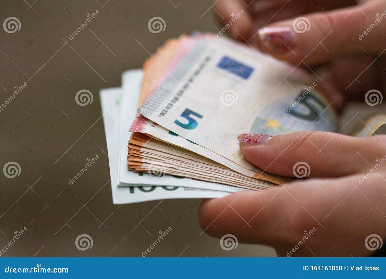 Chicas Contando Dinero, Contando La Divisa EURO, Cerrar Foto de archivo -  Imagen de finanzas, intercambio: 164161850
