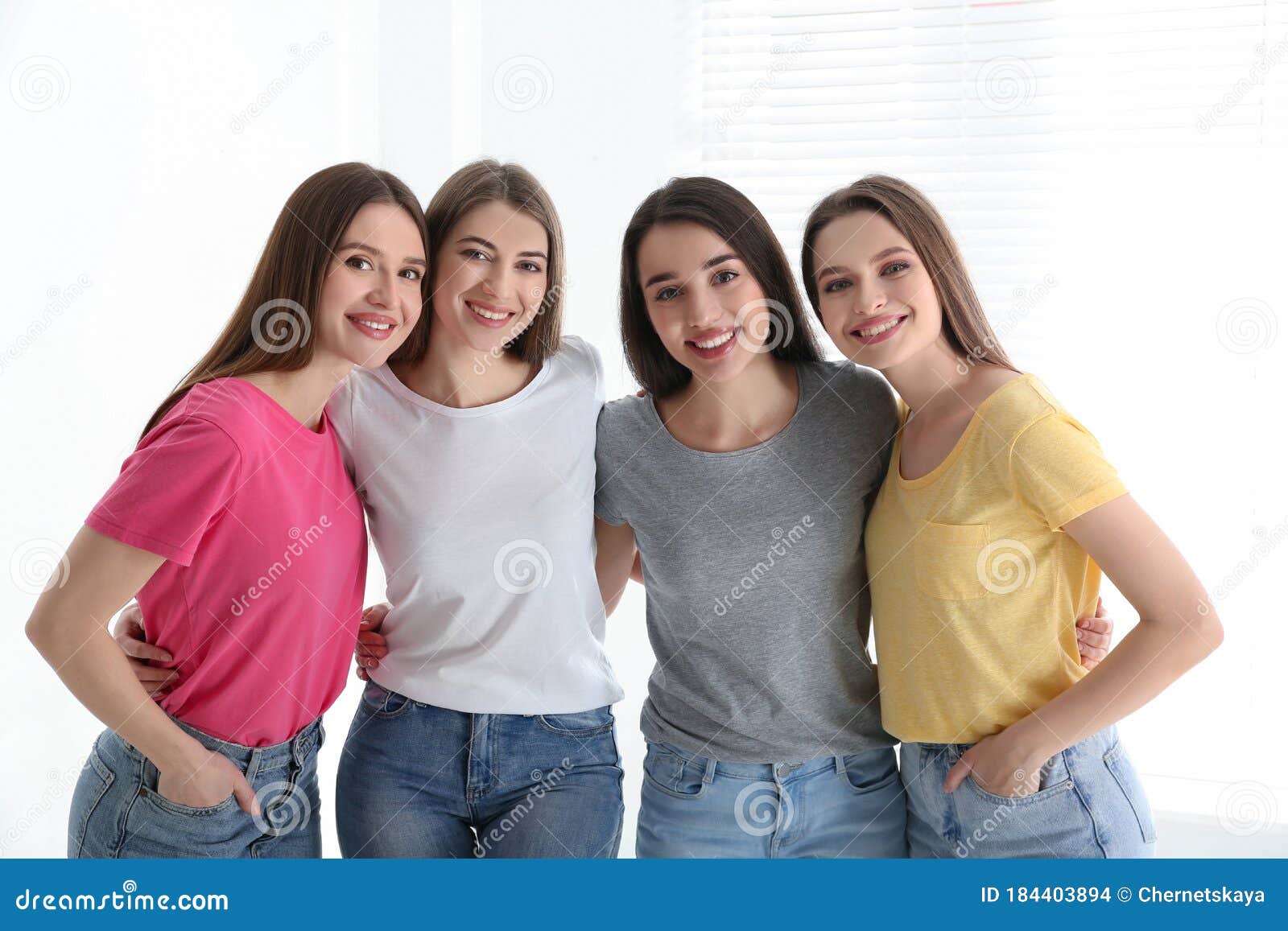 Chicas En Jeans Y Camisetas Coloridas. De La Mujer Foto de archivo - Imagen de celebre, 184403894