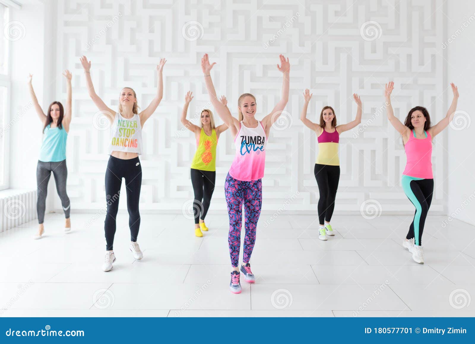 Mujer hermosa Subir luces Chicas Jóvenes Bailando Ropa Deportiva En Clase De Fitness De Baile Zumba  Imagen de archivo - Imagen de blanco, lifestyles: 180577701