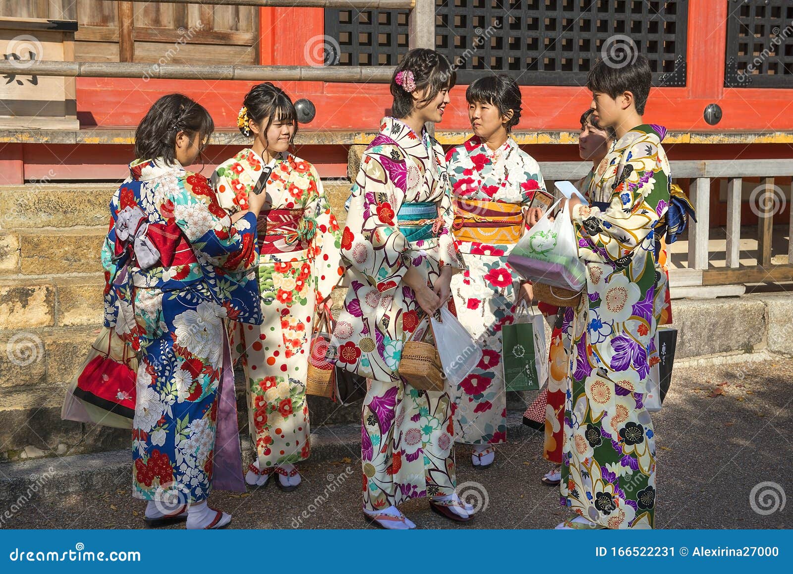 Chicas Jóvenes Con Ropa Tradicional Japonesa Kimono Foto editorial - Imagen  de colorido, flor: 166522231