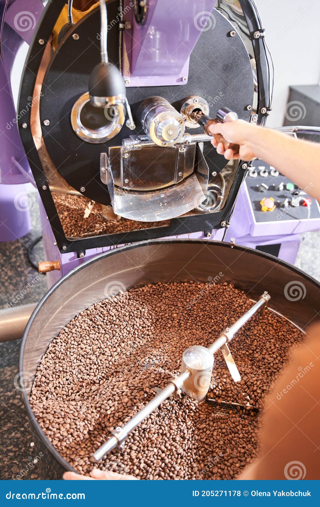 Chicchi Di Caffè Macinati a Mano Fotografia Stock - Immagine di grano,  macchina: 205271178