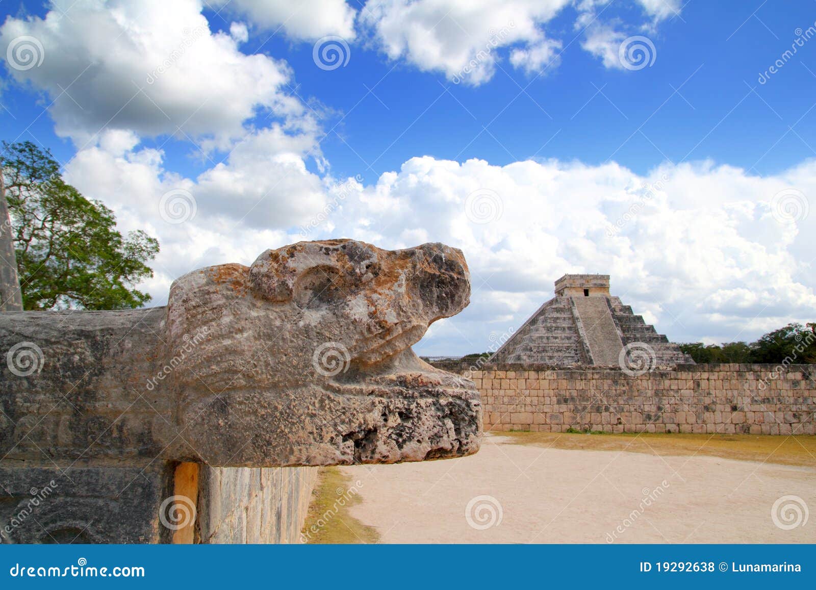 chichen itza jaguar and kukulkan mayan pyramid