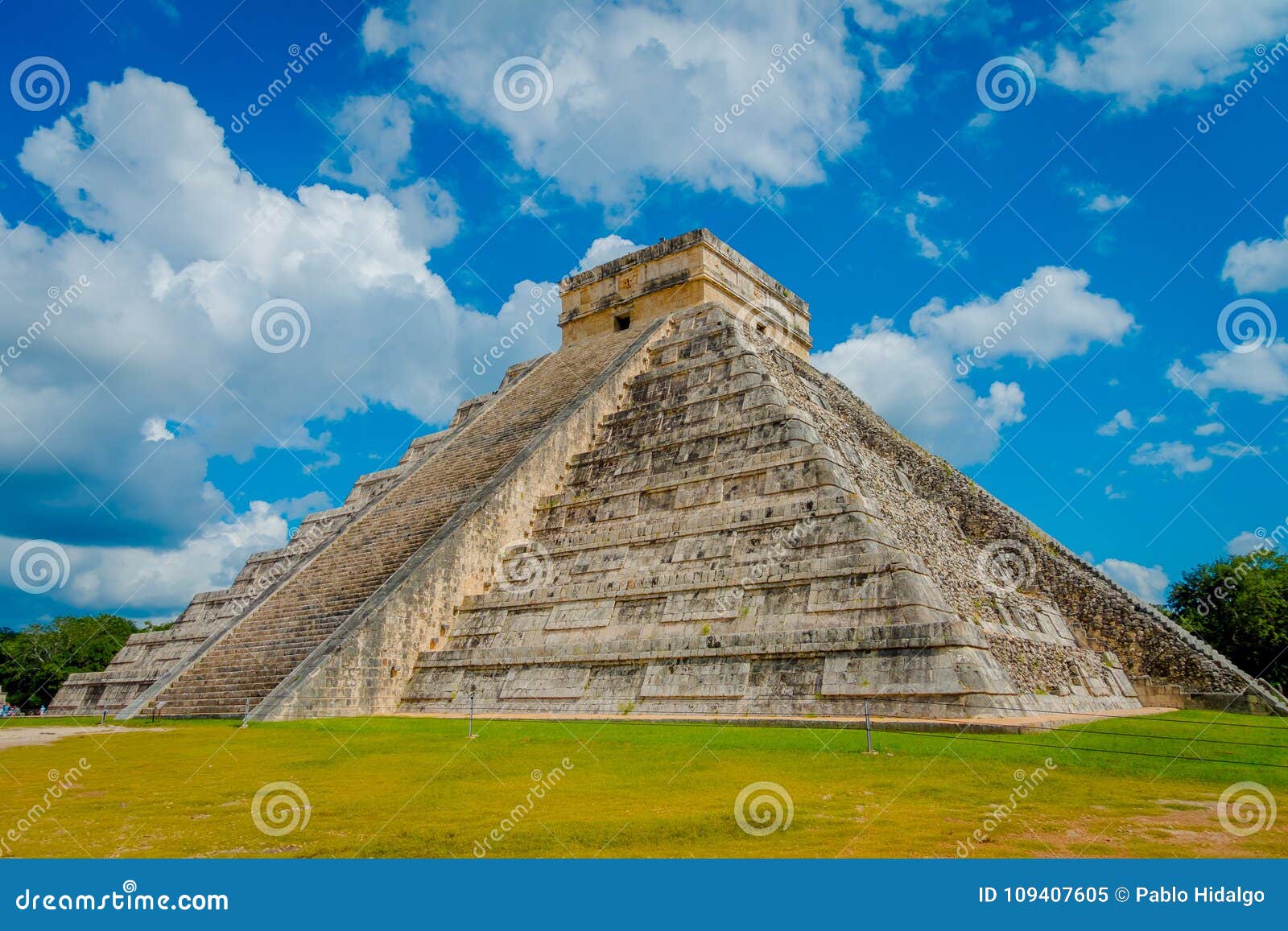 CHICHEN ITZA, MEXICO - NOVEMBER 12, 2017: Moment av den berömda pyramiden på Chichen Itza på den Yucatan halvön i Mexico