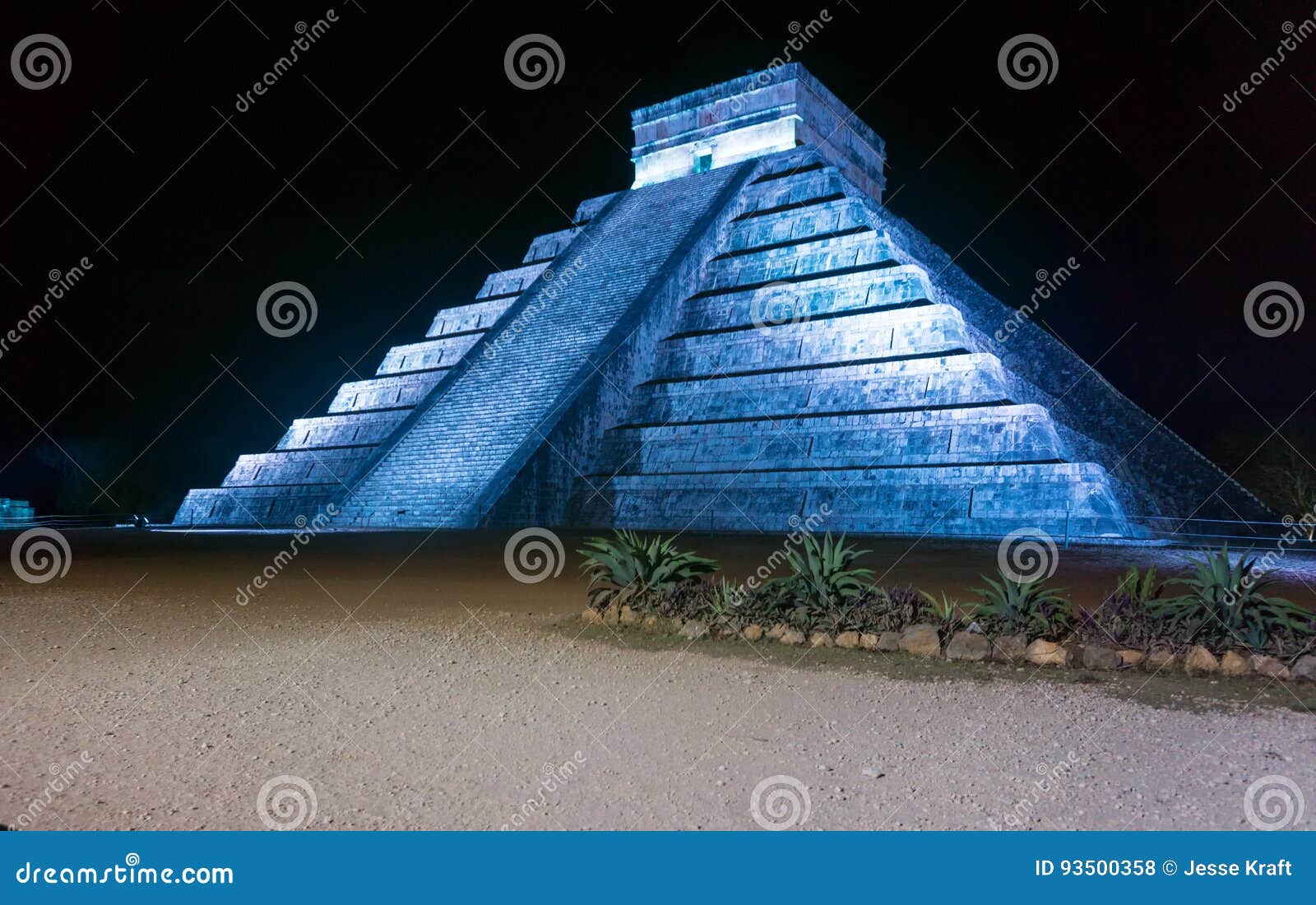 chichen itza at night