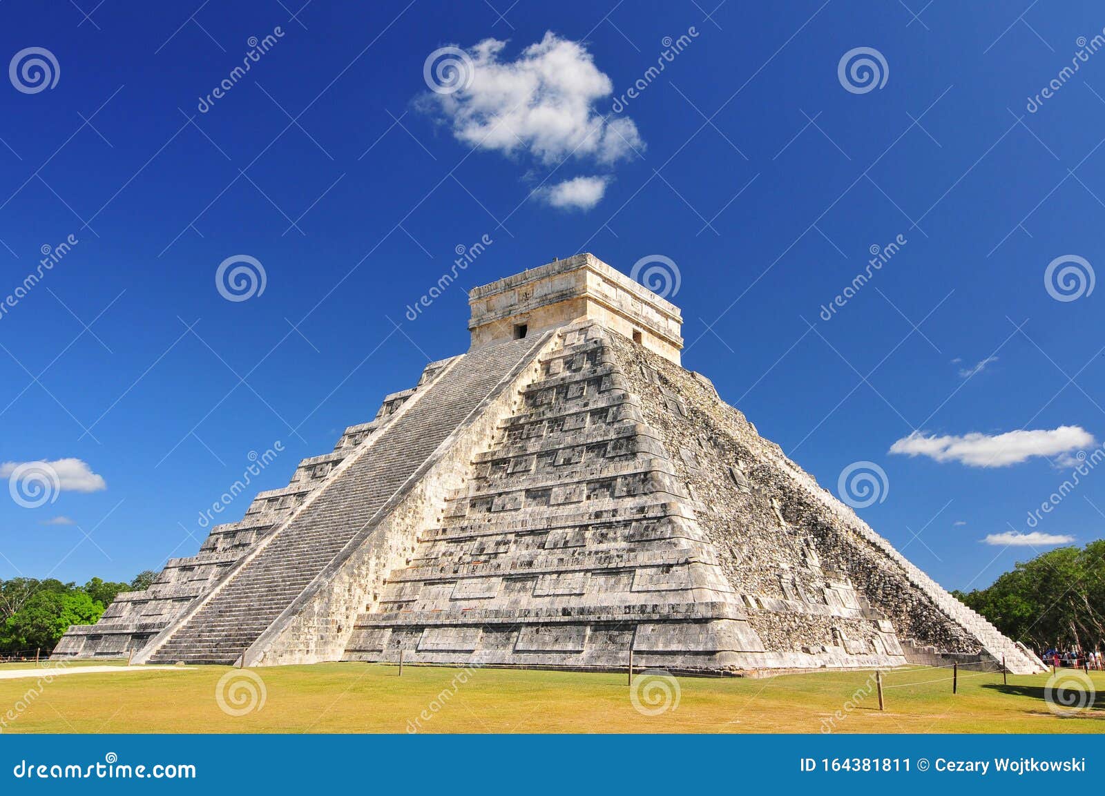 chichen itza, ruins el castillo in mexico. temple of kukulkan el