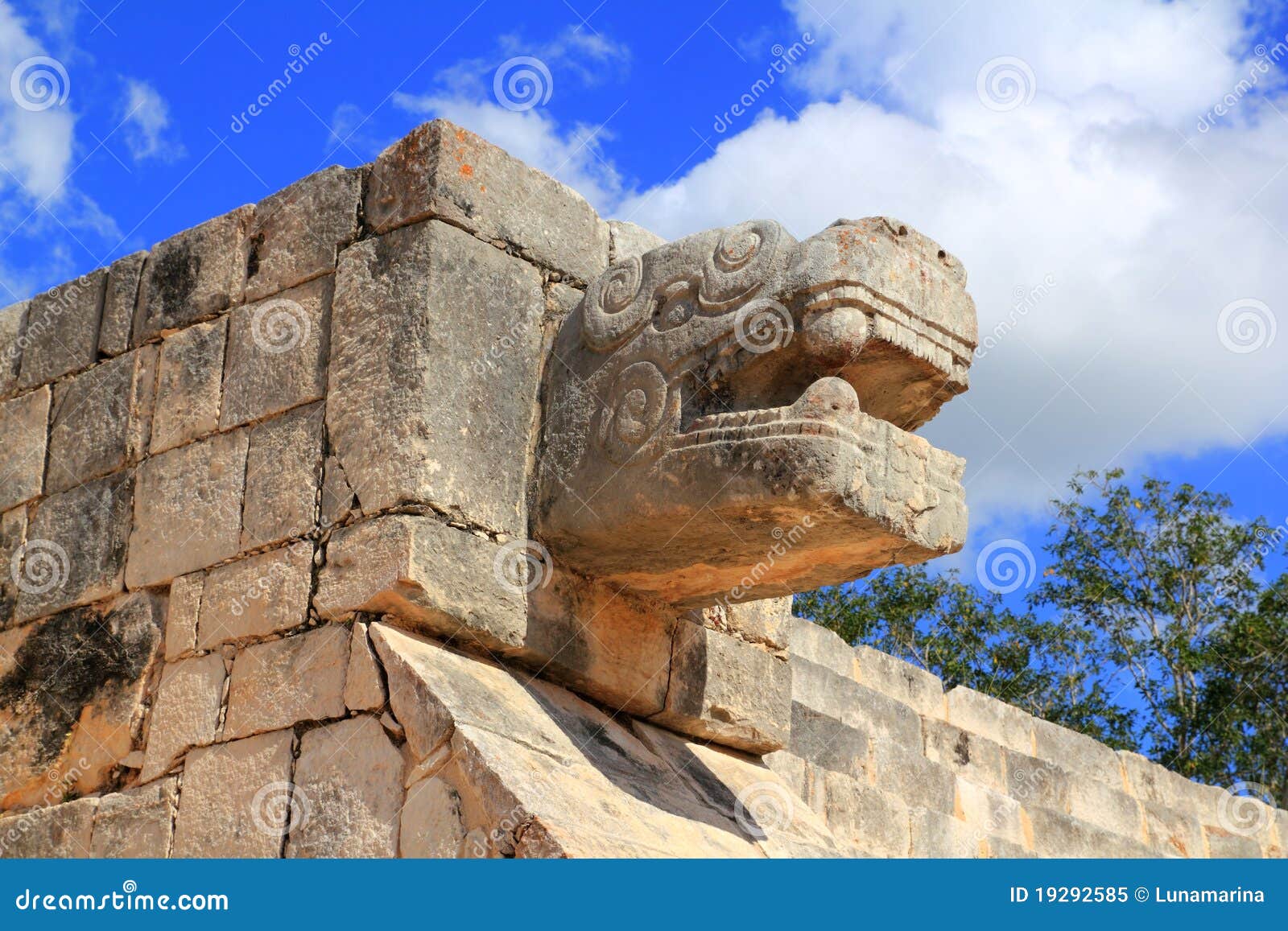 chichen itza snake mayan ruins mexico yucatan