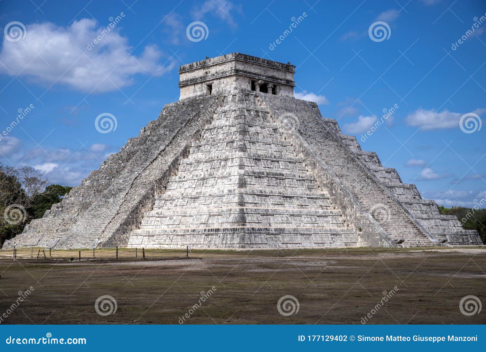mayan pyramid at chichen itza, yucatÃÂ¡n state, mexico