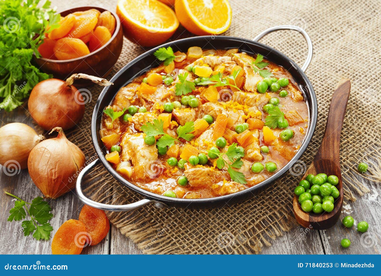 Chicken with oranges, green peas and dried apricots