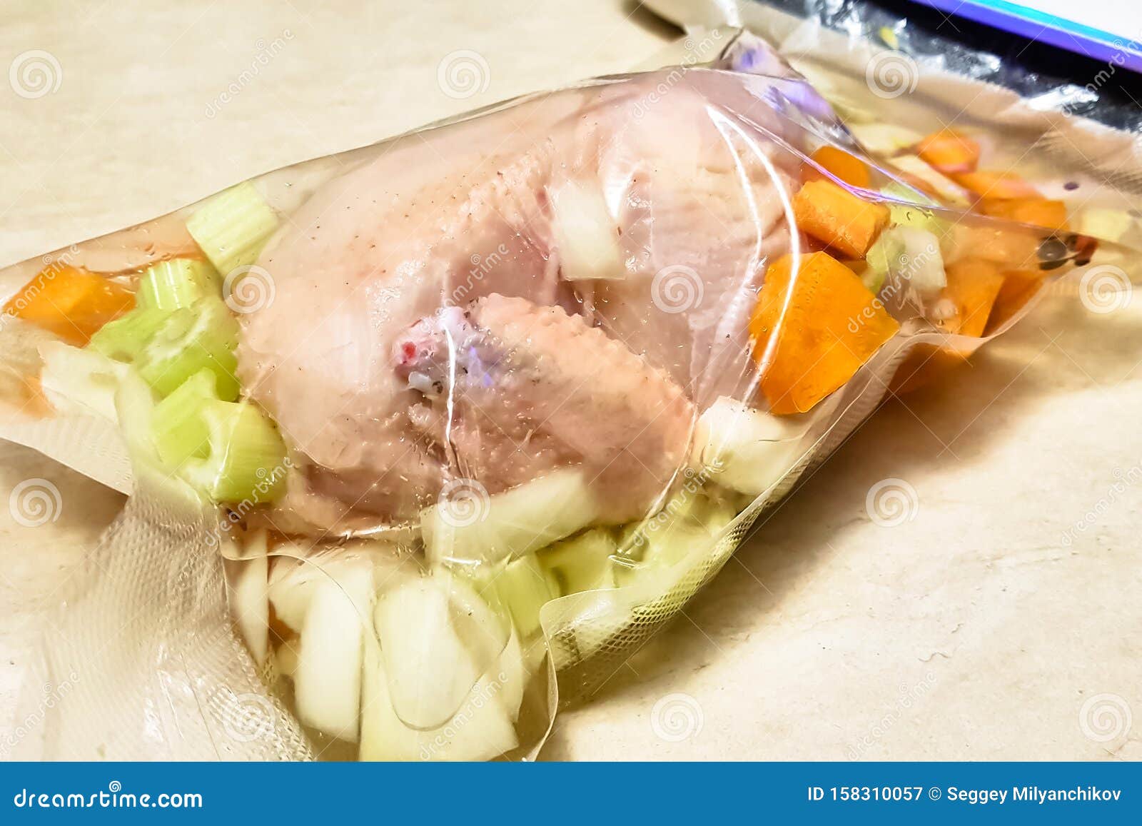 Ploeg Factureerbaar ondergronds Chicken with Vegetables in a Vacuum Bag Stock Image - Image of dyed, salad:  158310057