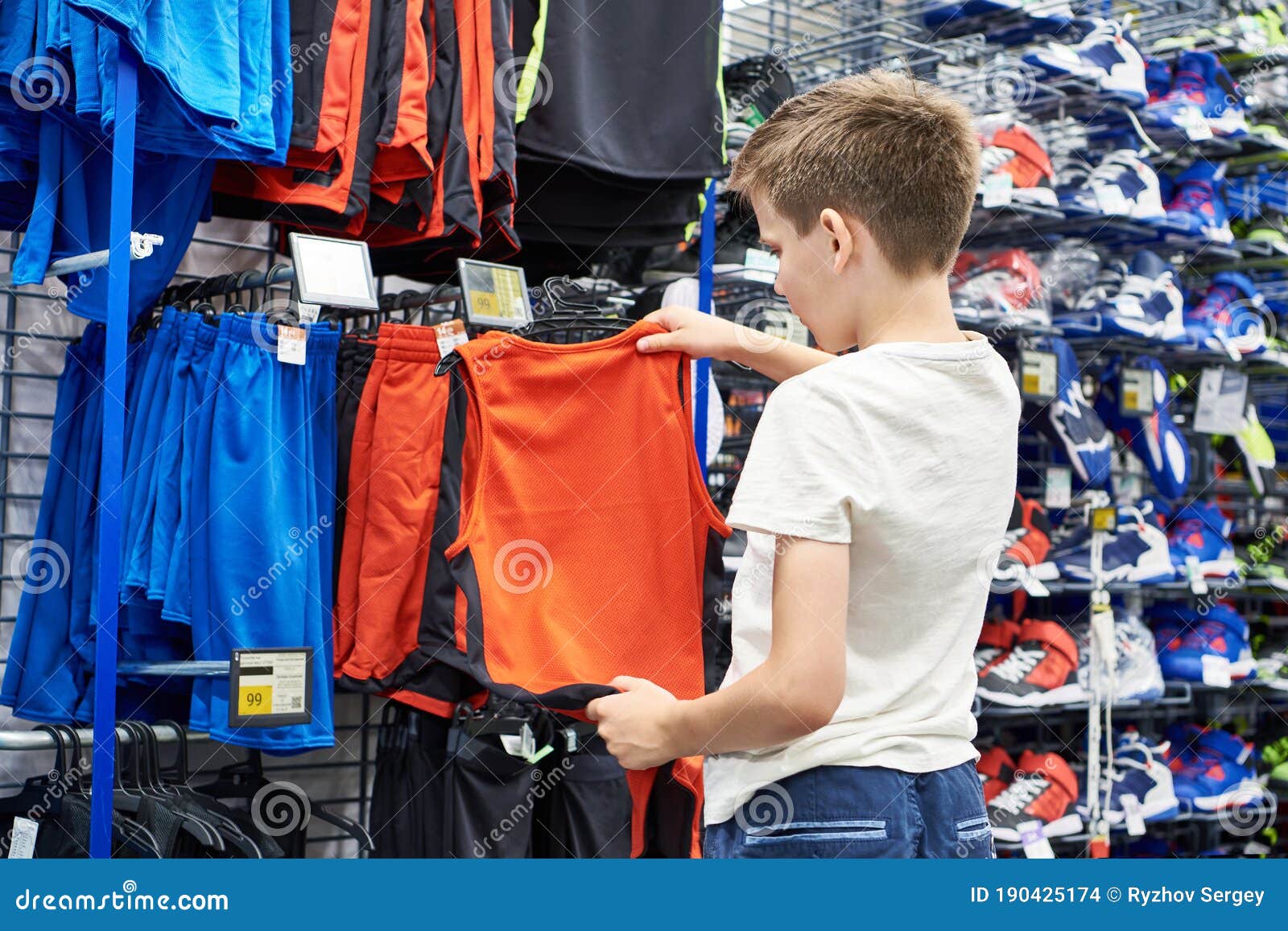 Chico Con Camiseta Roja En La Tienda Deportiva De Baloncesto Foto de  archivo - Imagen de gente, juego: 190425174