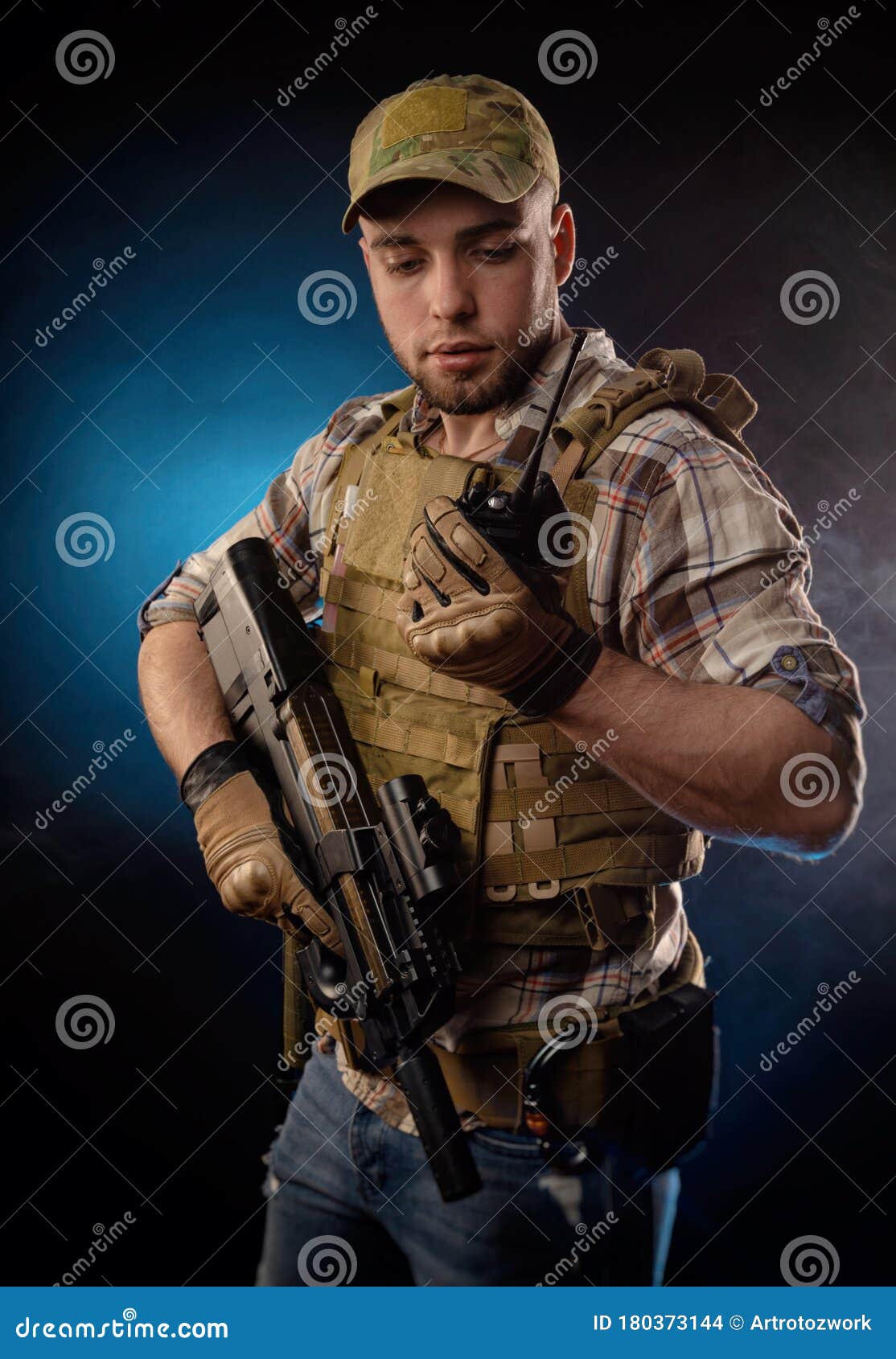 Hombre en ropa militar con un rifle