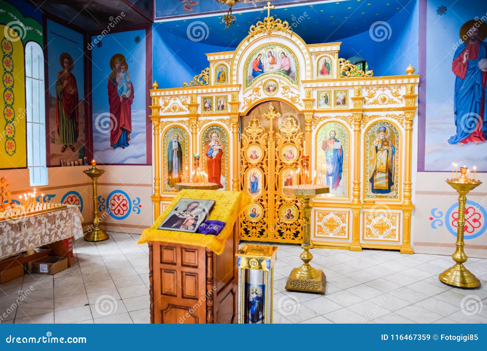 Religione Ortodossa Differenze Con Cristiana Chiesa Ortodossa Dall'interno Candele Brucianti Della Cera Davanti Alle